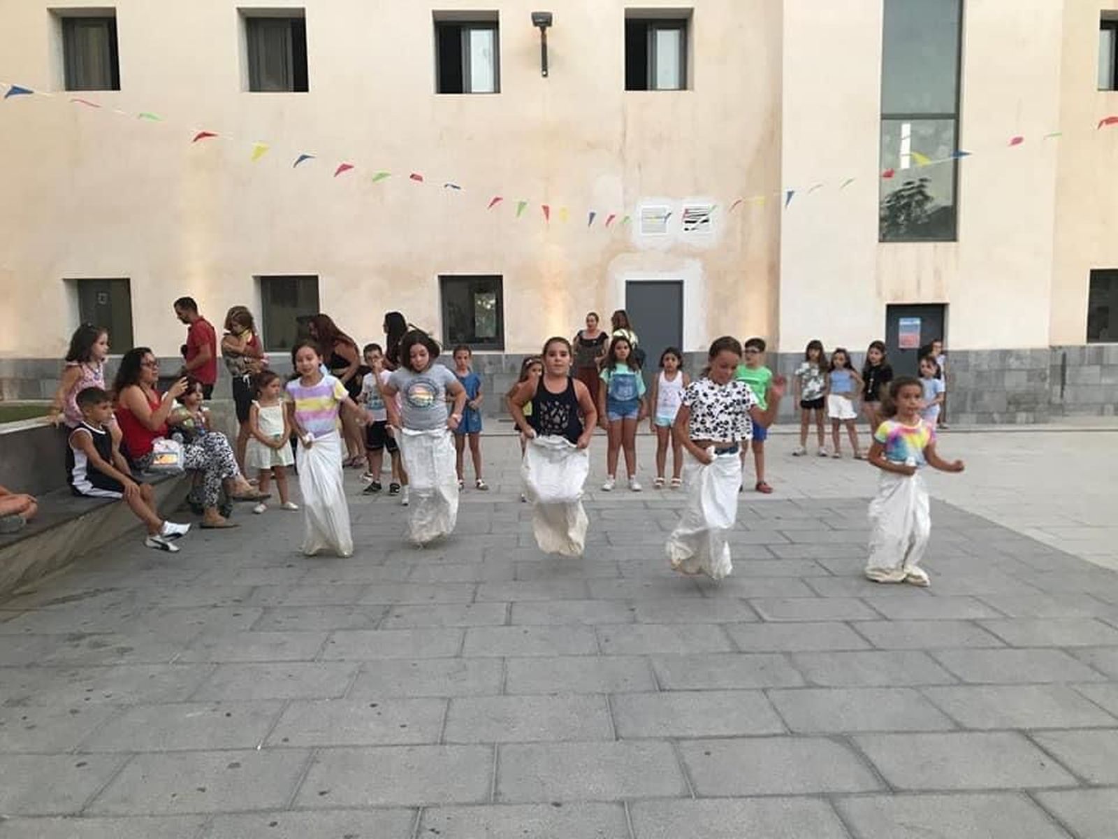 Los niños de Otura aprenden juegos tradicionales como el pañuelo, las carreras de sacos o el ‘sogatira’