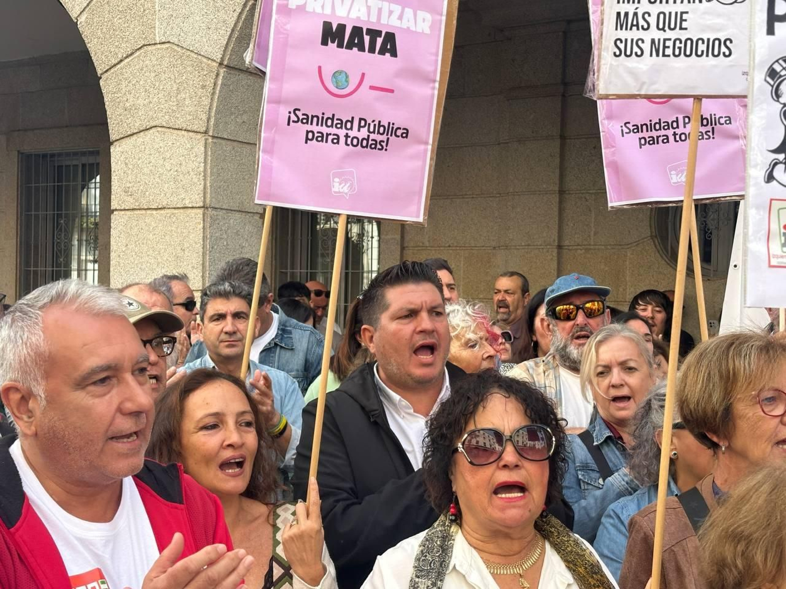 Marcos Toti en una manifestación por la sanidad en Huelva.