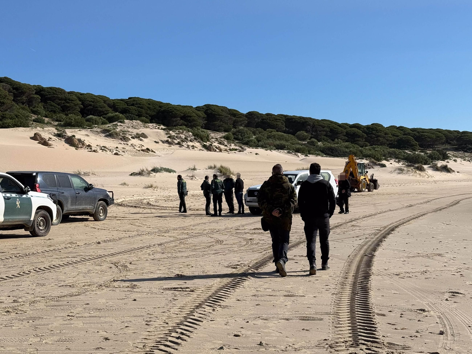 Intervienen casi 3.000 kilos de hachís en la playa de Bolonia, en imágenes