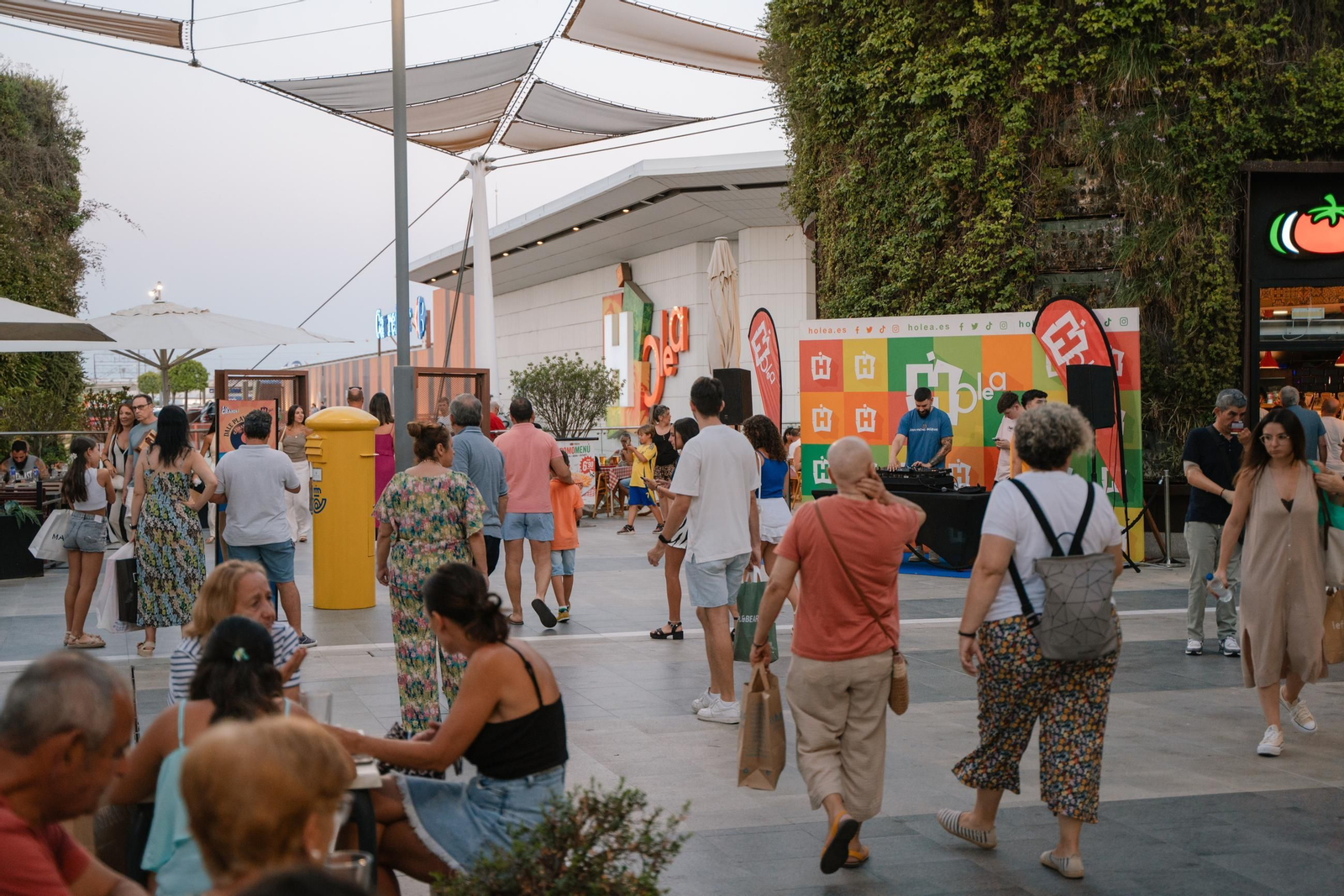 El centro comercial Holea, este verano.