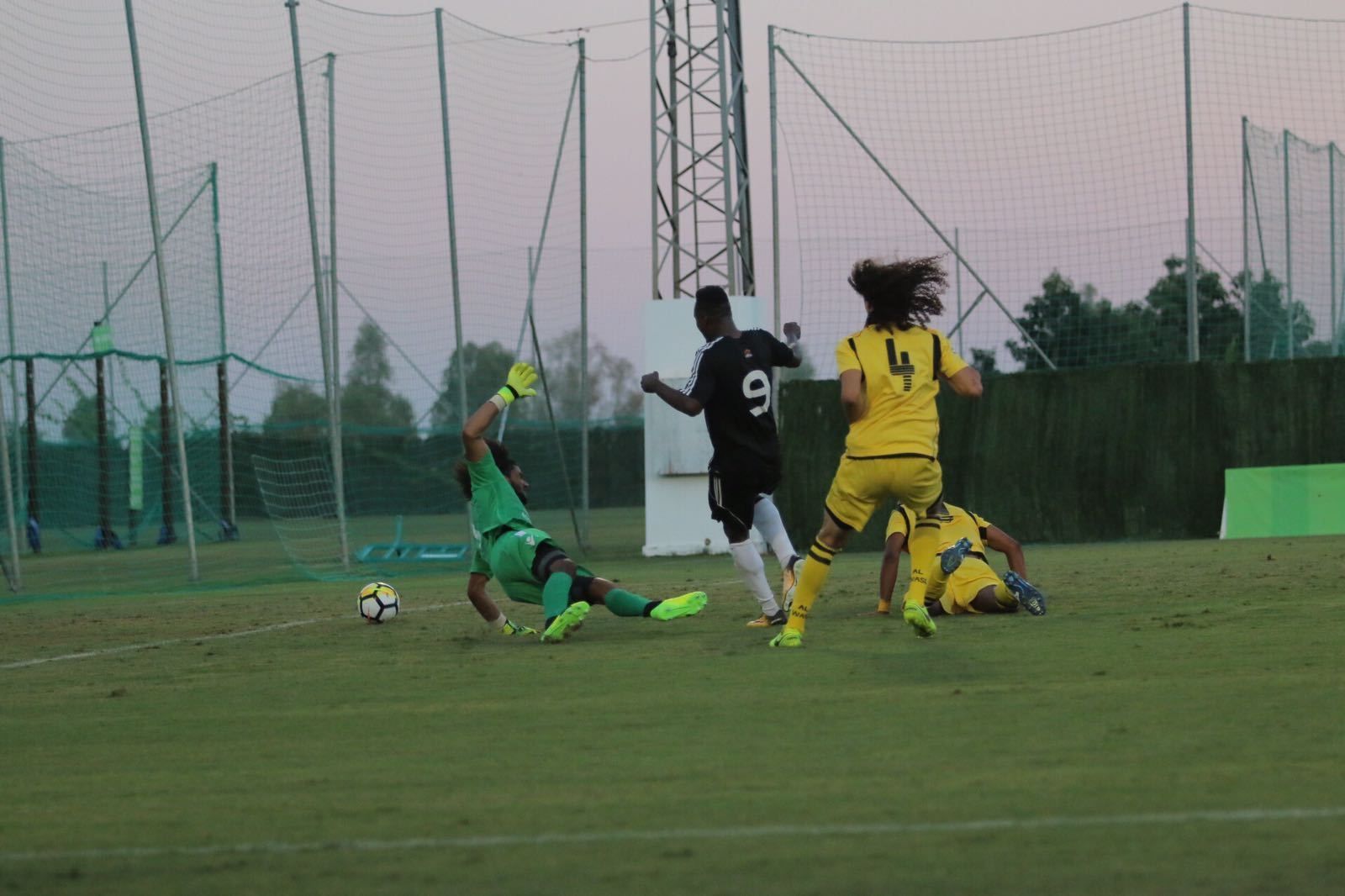 El bigoleador albinegro Wilson Cuero marca uno de sus tantos, ayer ante el Al Wasl.