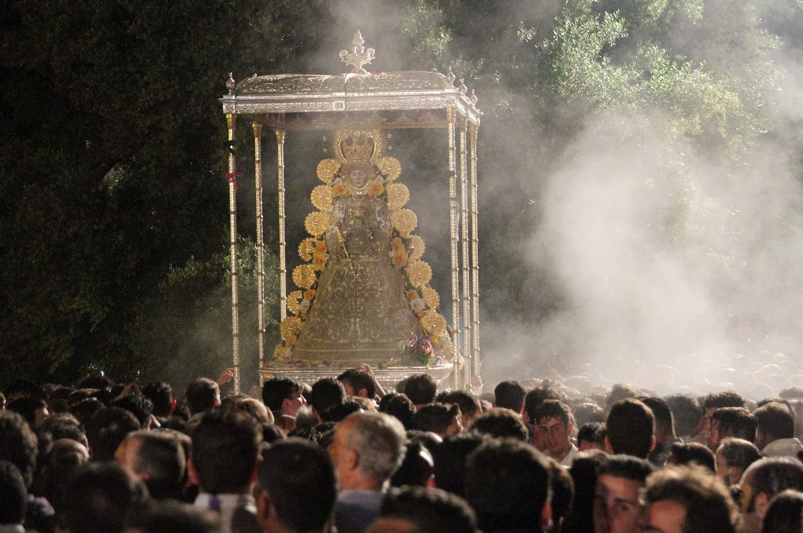 Las imágenes de la procesión de la Virgen del Rocío por la aldea en el Lunes de Pentecostés