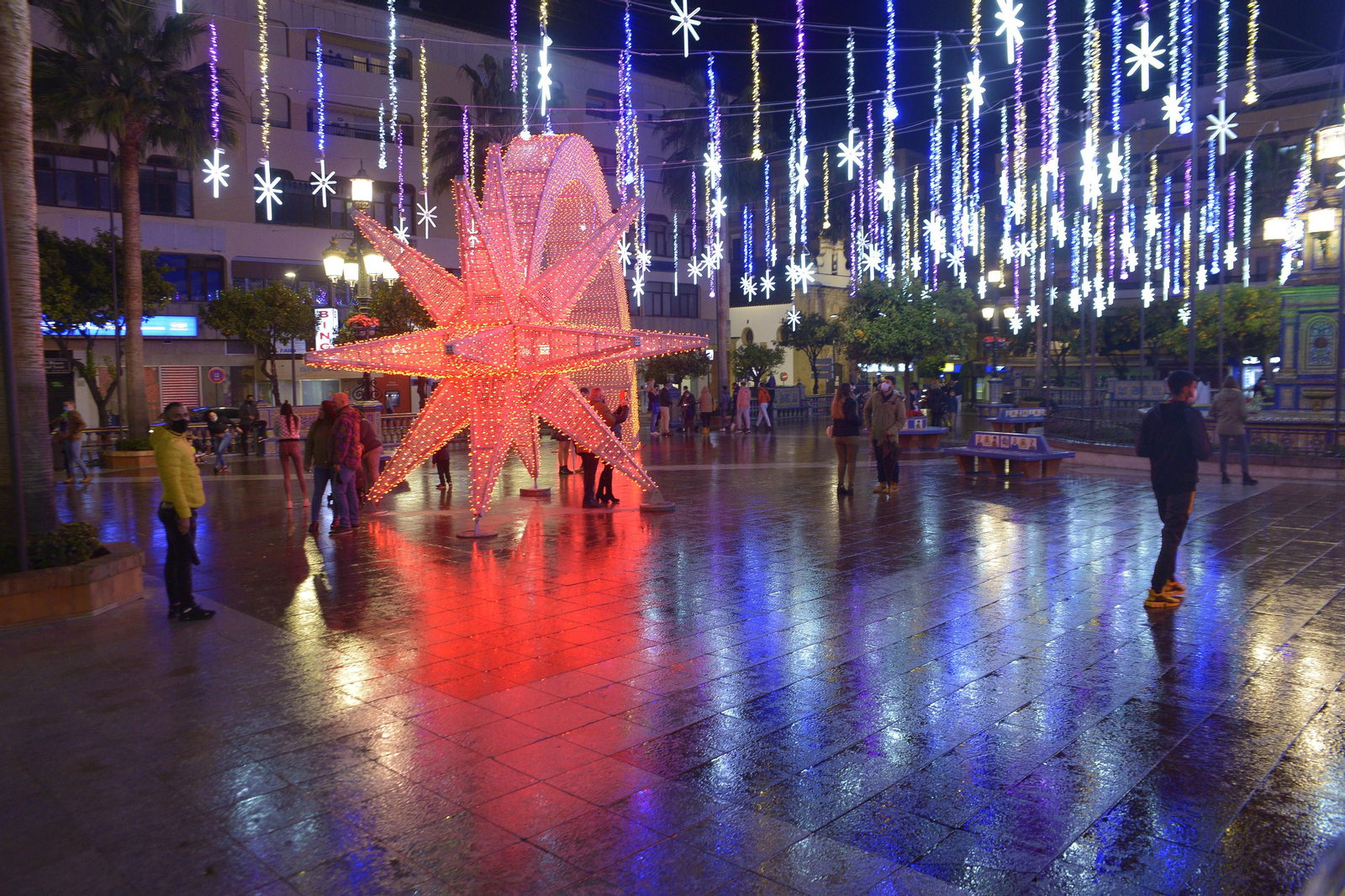Fotos de ambiente de las calles de Algeciras el primer fin de semana de horario nocturno.
