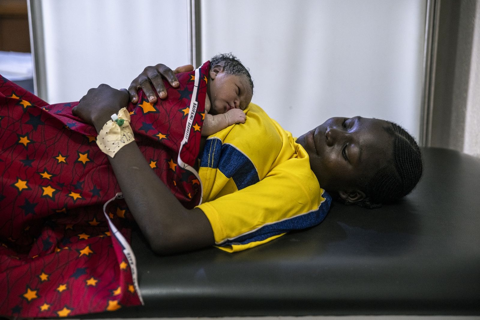 Hermina con su hija recién nacida en el hospital de Batangafo, República Centroafricana.