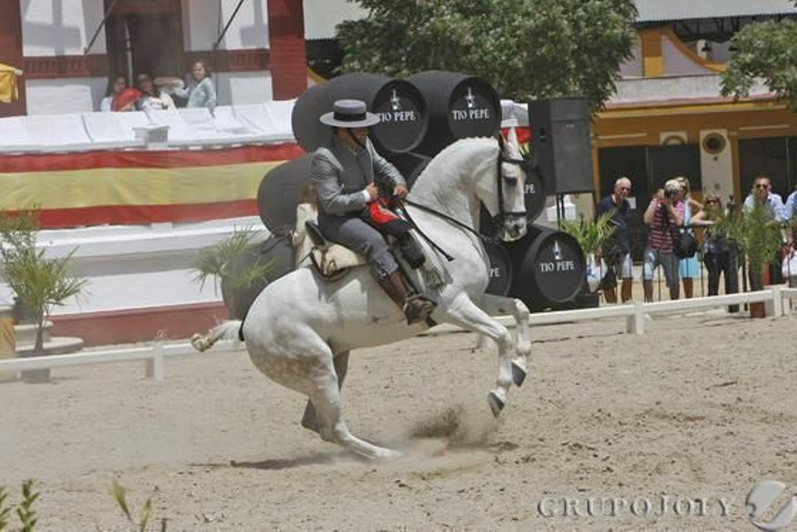 Uno de los concursantes realiza una espectacular parada en raya. 

Foto: Juan Carlos Toro