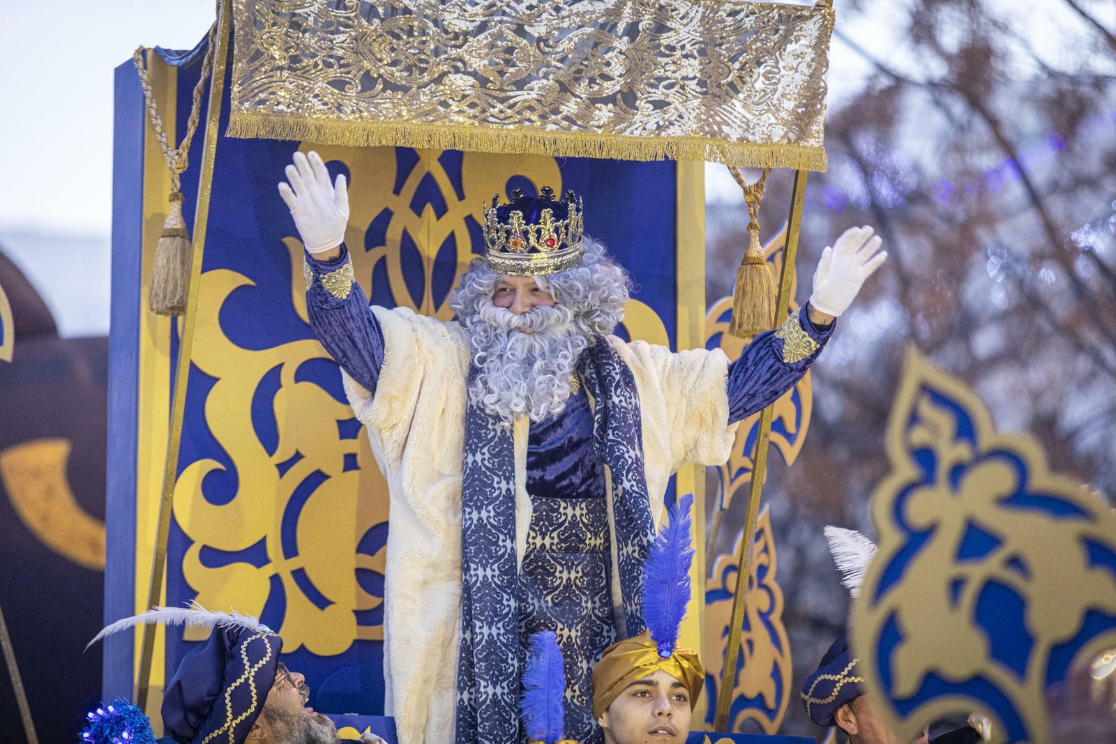 El Rey Melchor –a quien muchos confundieron con Alejandro Sanz– saluda entusiasmado a un público que dejó con el corazón partío.
