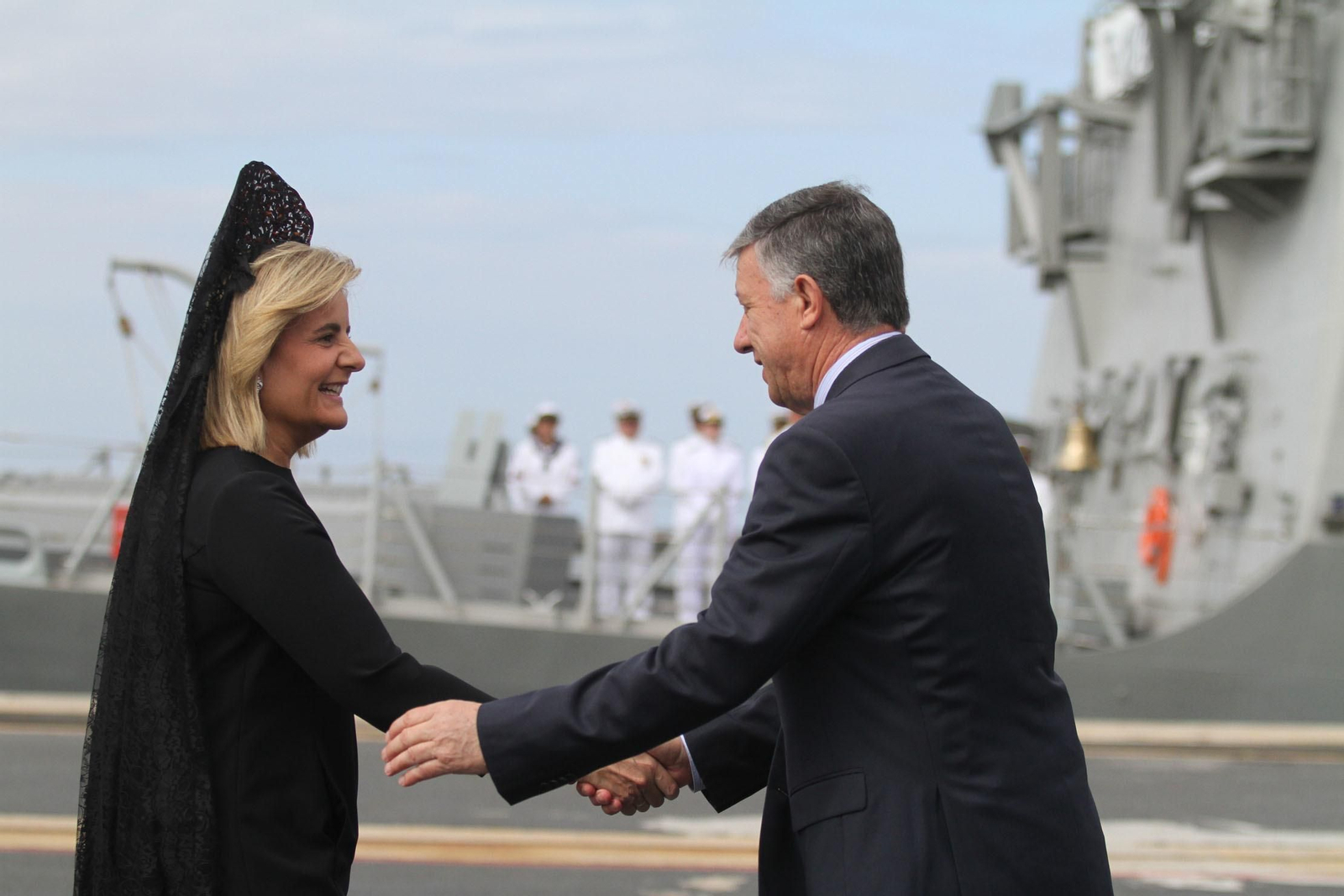 Entrega de la bandera de combate a la fragata Cristobal Colón