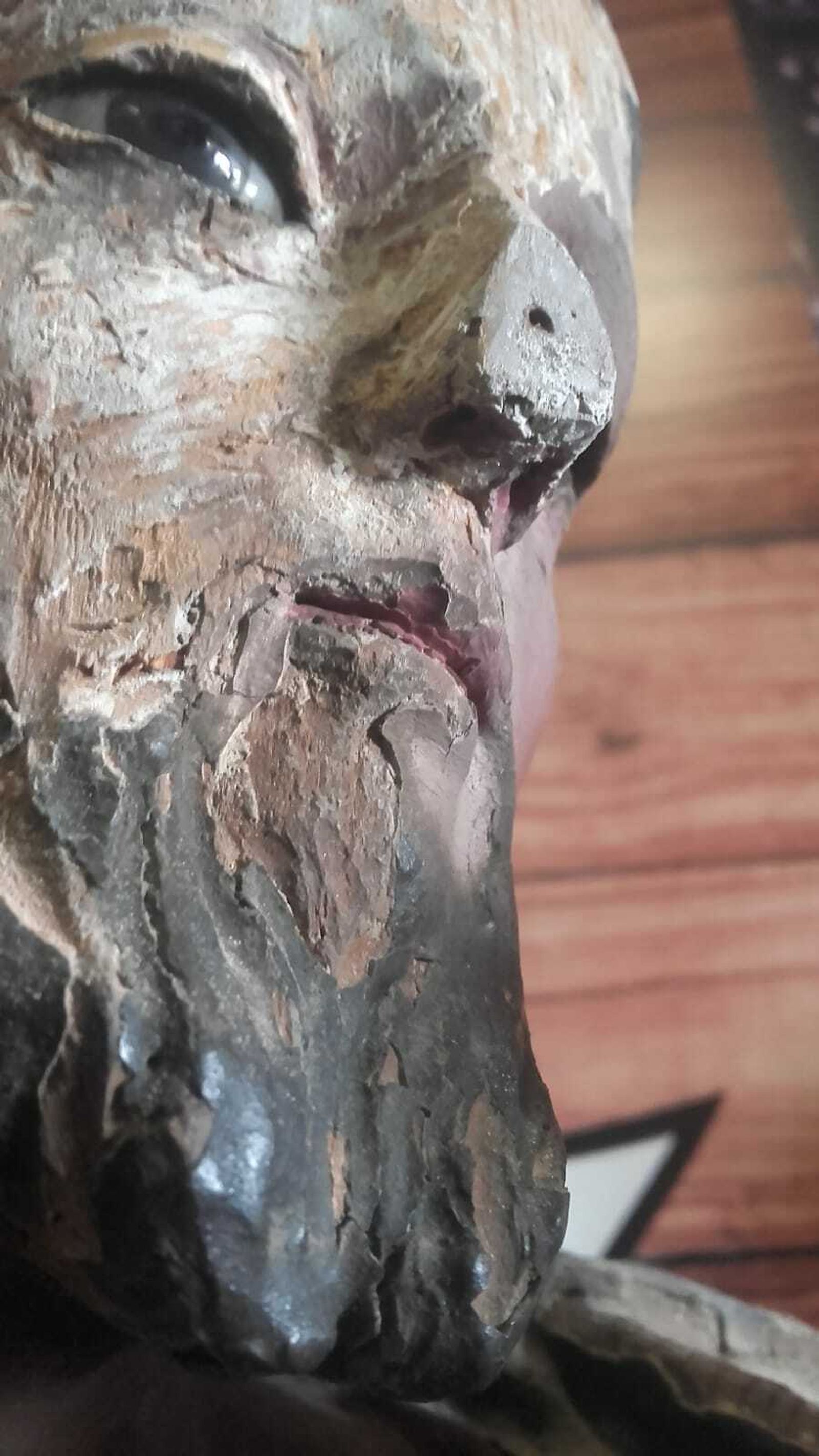 El rostro de la talla de San José, ya decapado, y en el que la nariz que había sustituido por una de escayola, con una puntilla, antes de esta intervención.