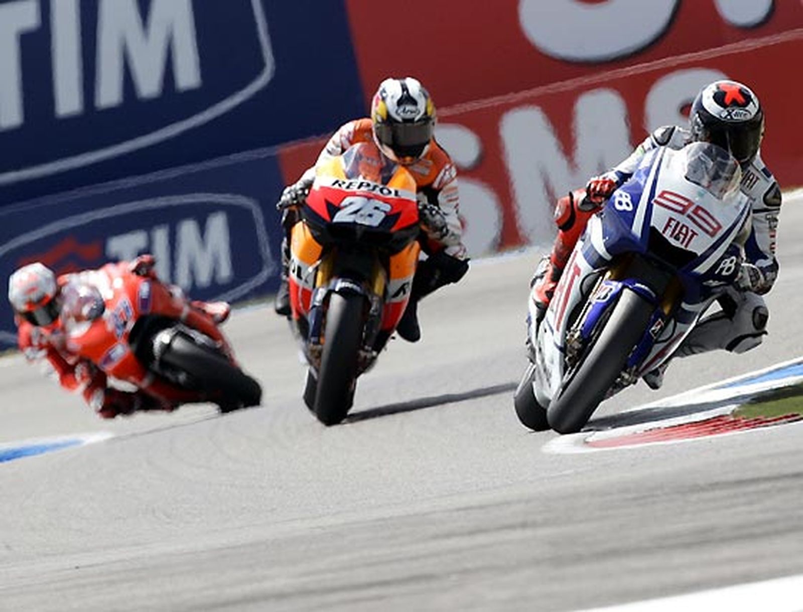 Jorge Lorenzo (Yamaha), seguido por Dani Pedrosa (Honda) y Casey Stoner (Ducati) en el Gran Premio de Holanda.

Foto: Efe / Afp Photo / Reuters