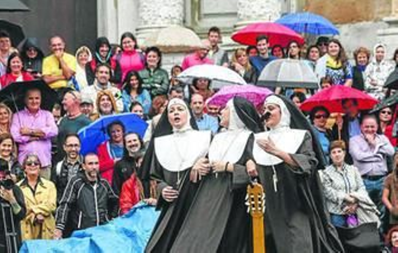 Alejandra y Ana López Segovia y Teresa Quintero, Chirigóticas, en 'Tres monjas y una cabra' ayer la plaza de la Catedral.