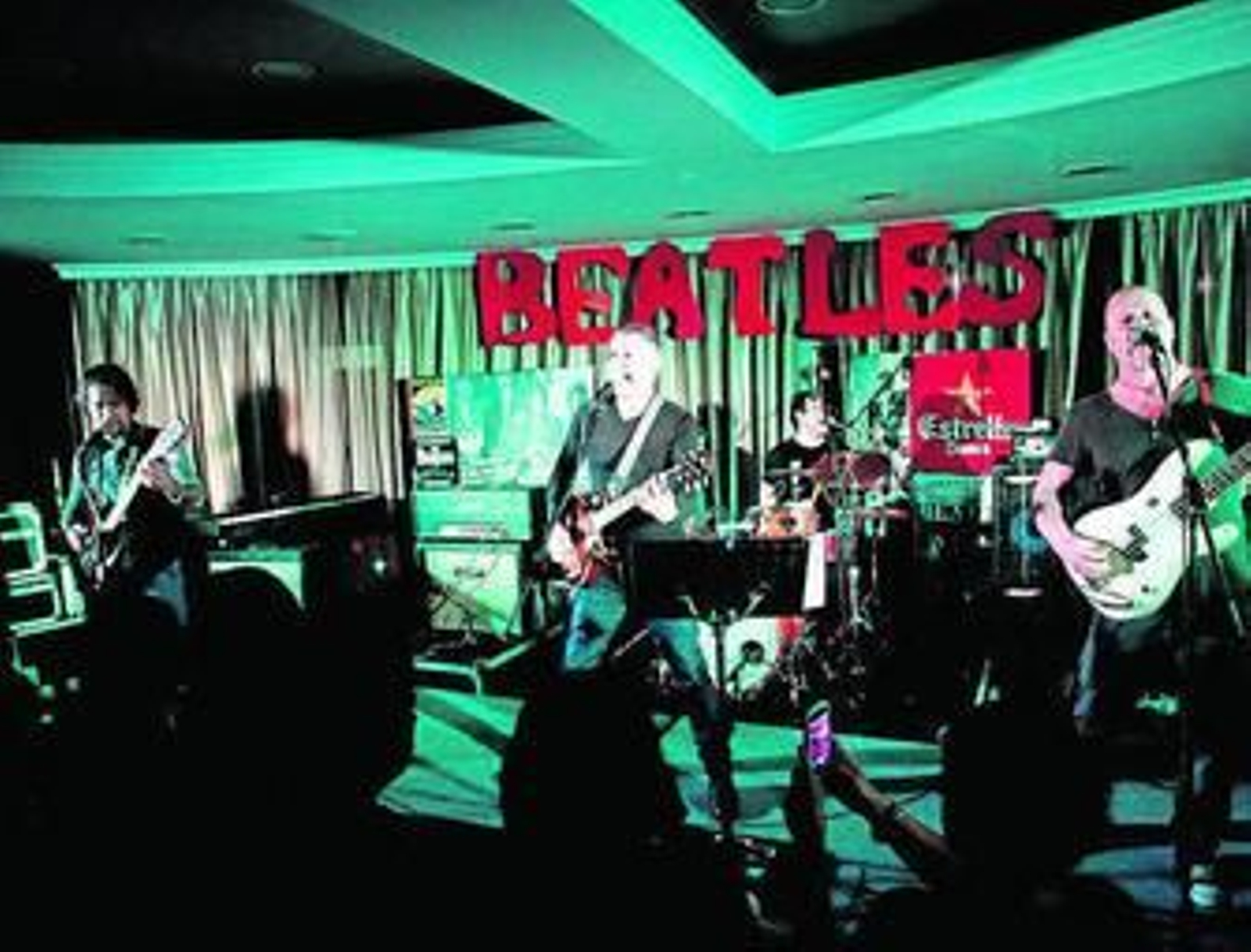 Los valencianos Bitters, abrieron y cerraron la noche.