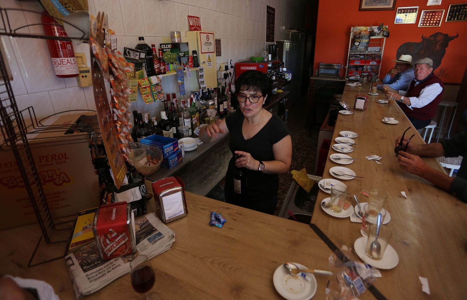 'La Pepi', ayer, a la hora de los desayunos en la venta 'El Paseo'.