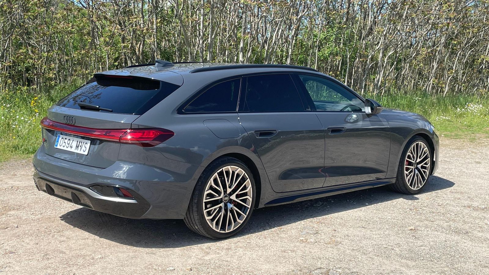 Este A5 Avant TDI Quattro encaja a la perfección para los amantes de las largas kilometradas, pero también se adapta a la perfección a los cortos recorridos del día a día con su electrificación.