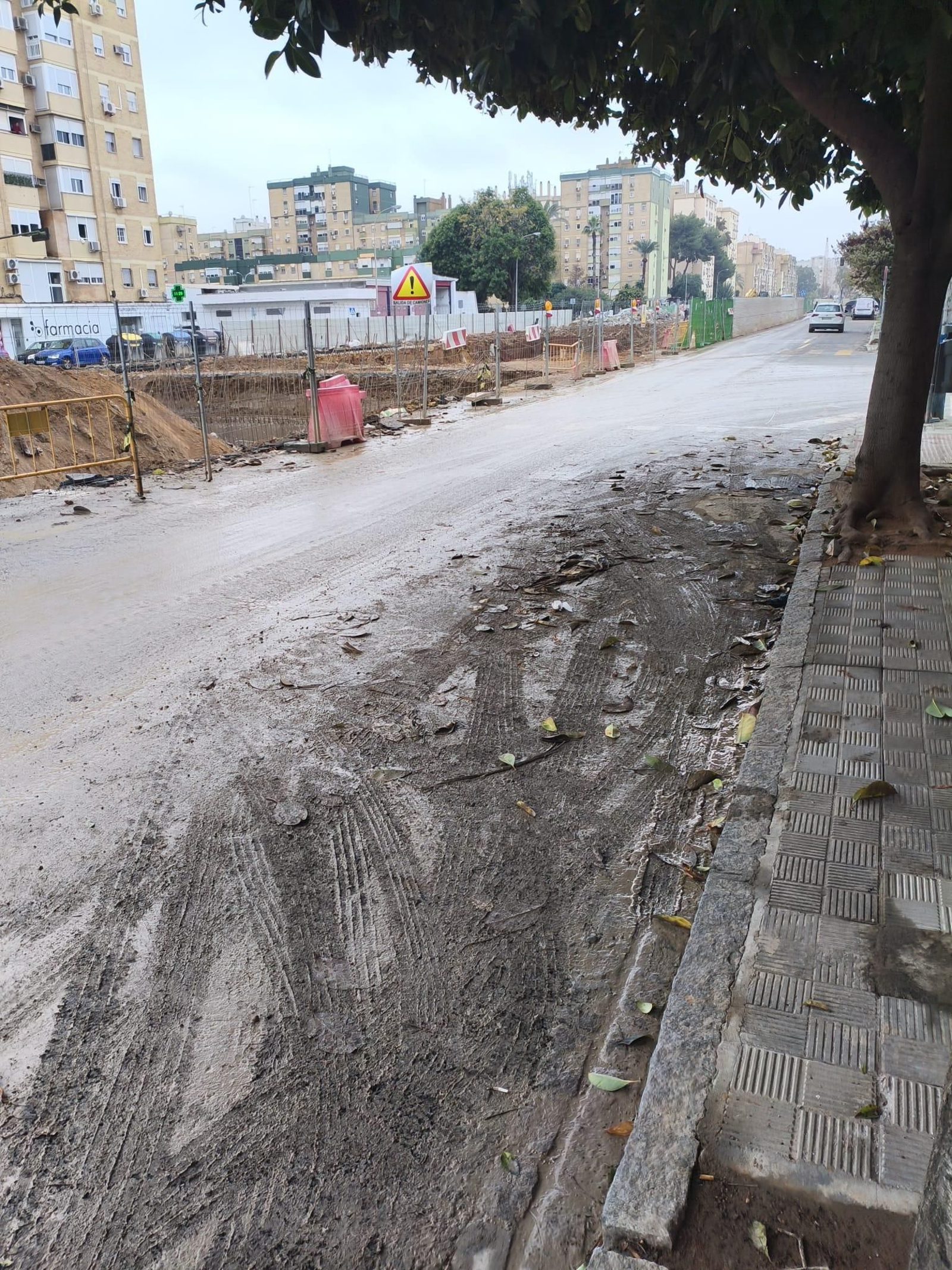 El barro que genera la obra del Metro junto al mesón Pino Montano