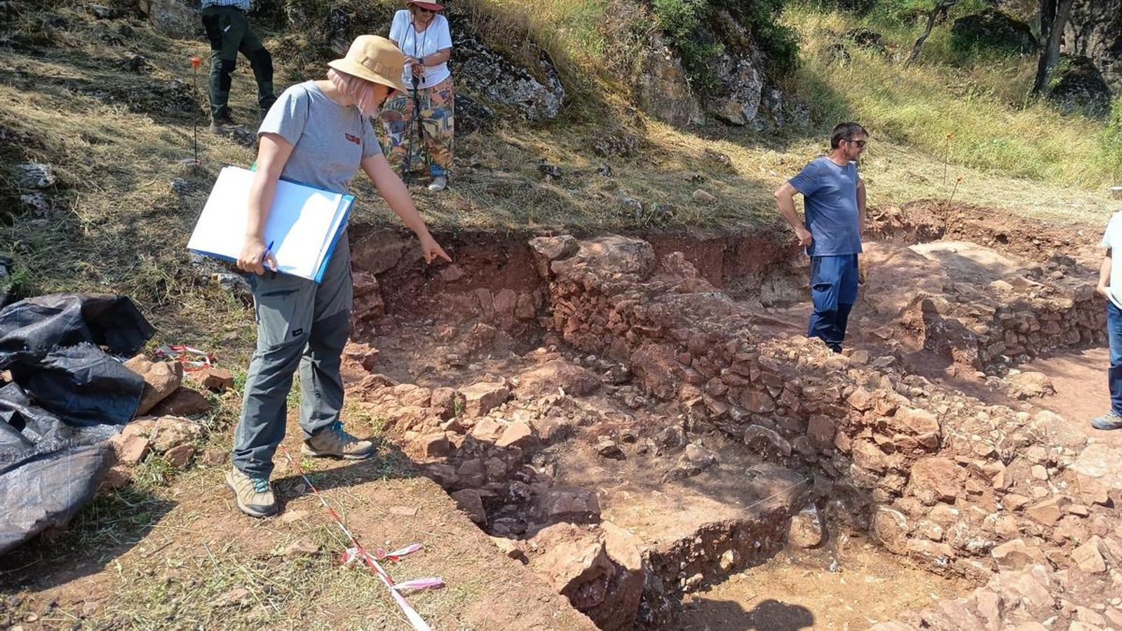 Ana Herranz al pie de las excavaciones en Castellar.