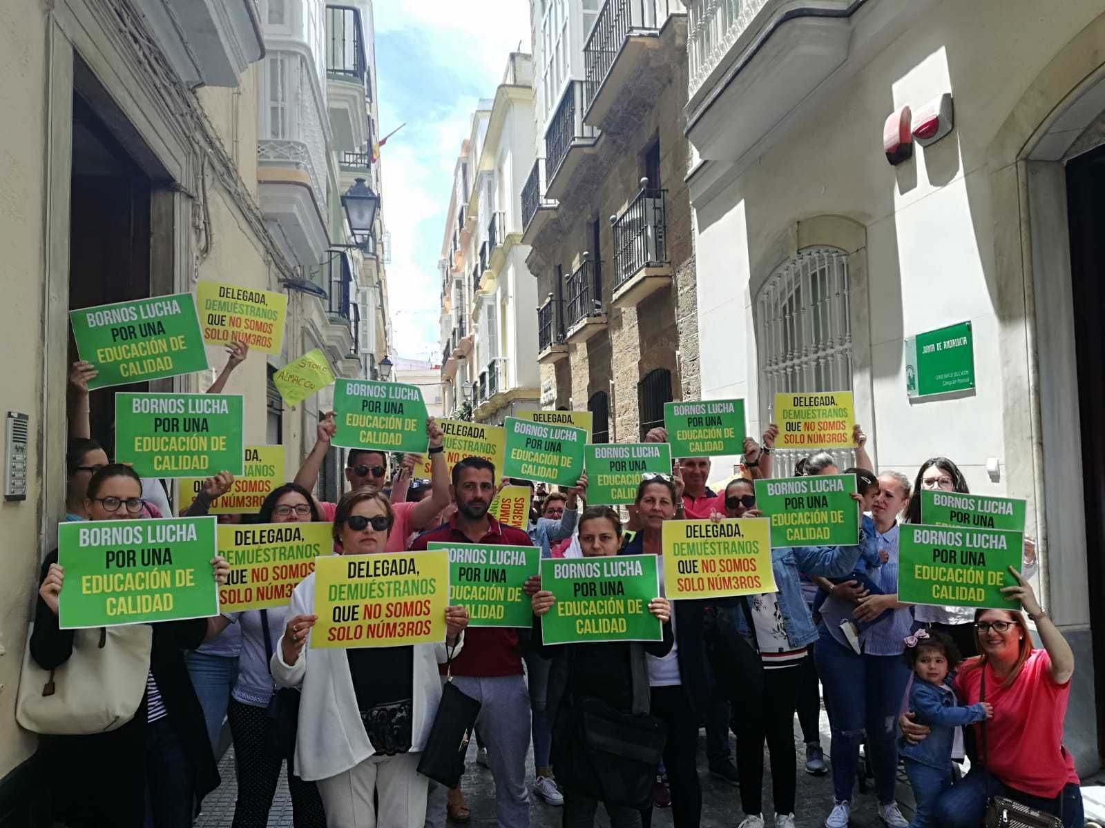 Un grupo de madres y padres protestan ayer a las puertas de la Delegación de Educación en Cádiz.