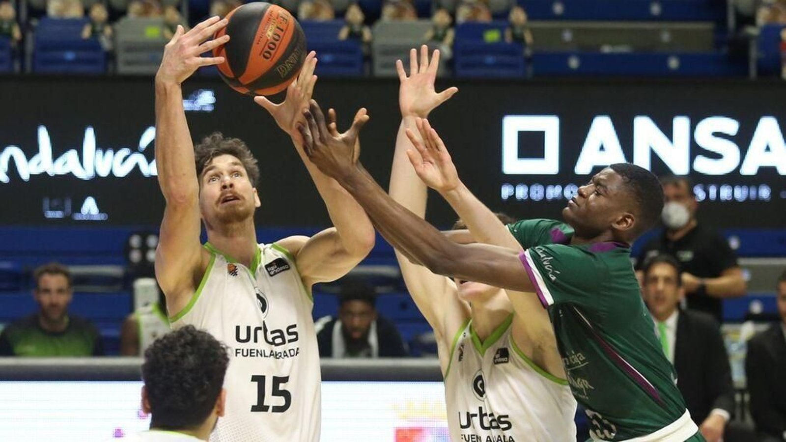 Nzosa pelea por un rebote en el partido contra el Fuenlabrada.