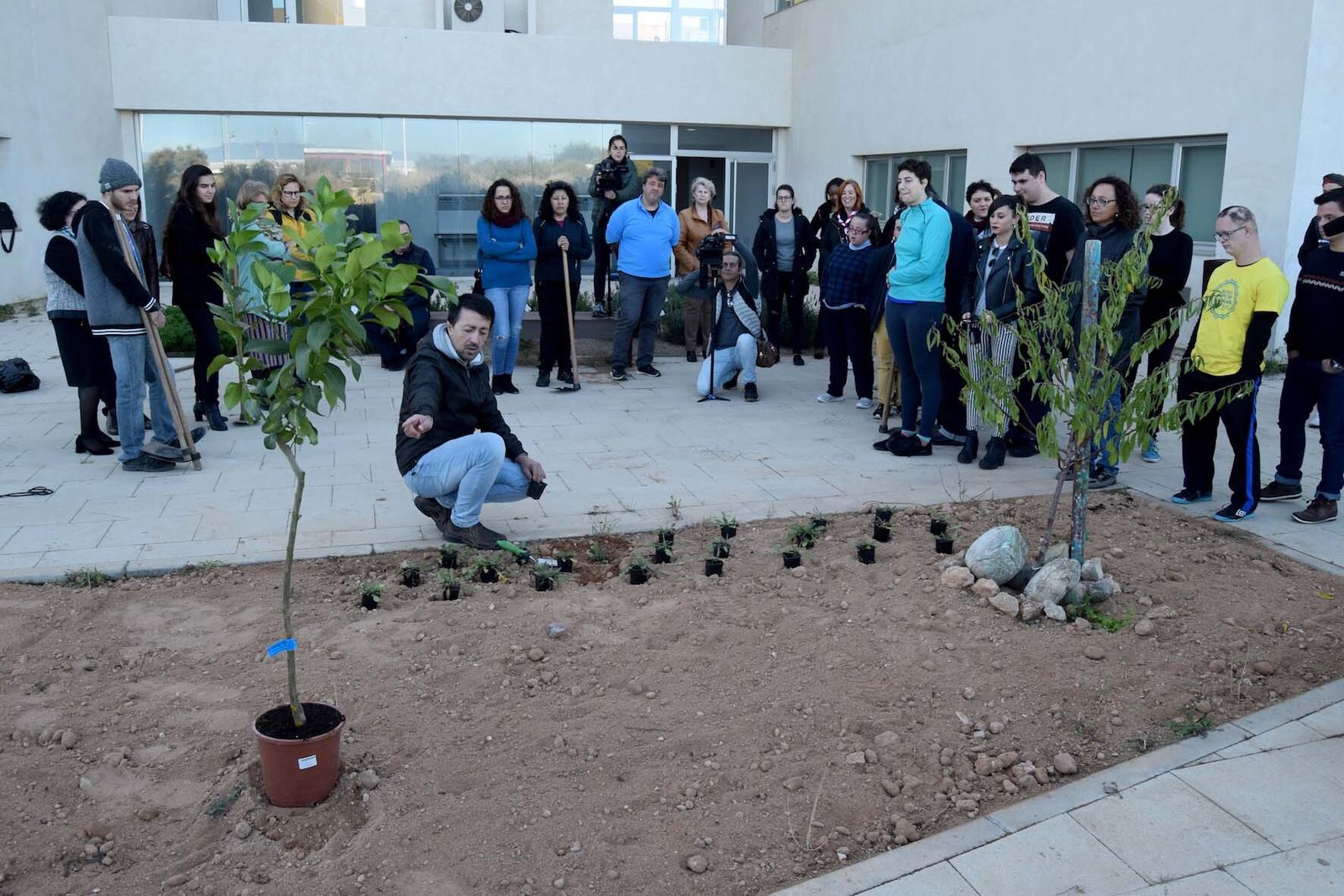 Un grupo de  voluntariado  de  la Universidad  de  Almería