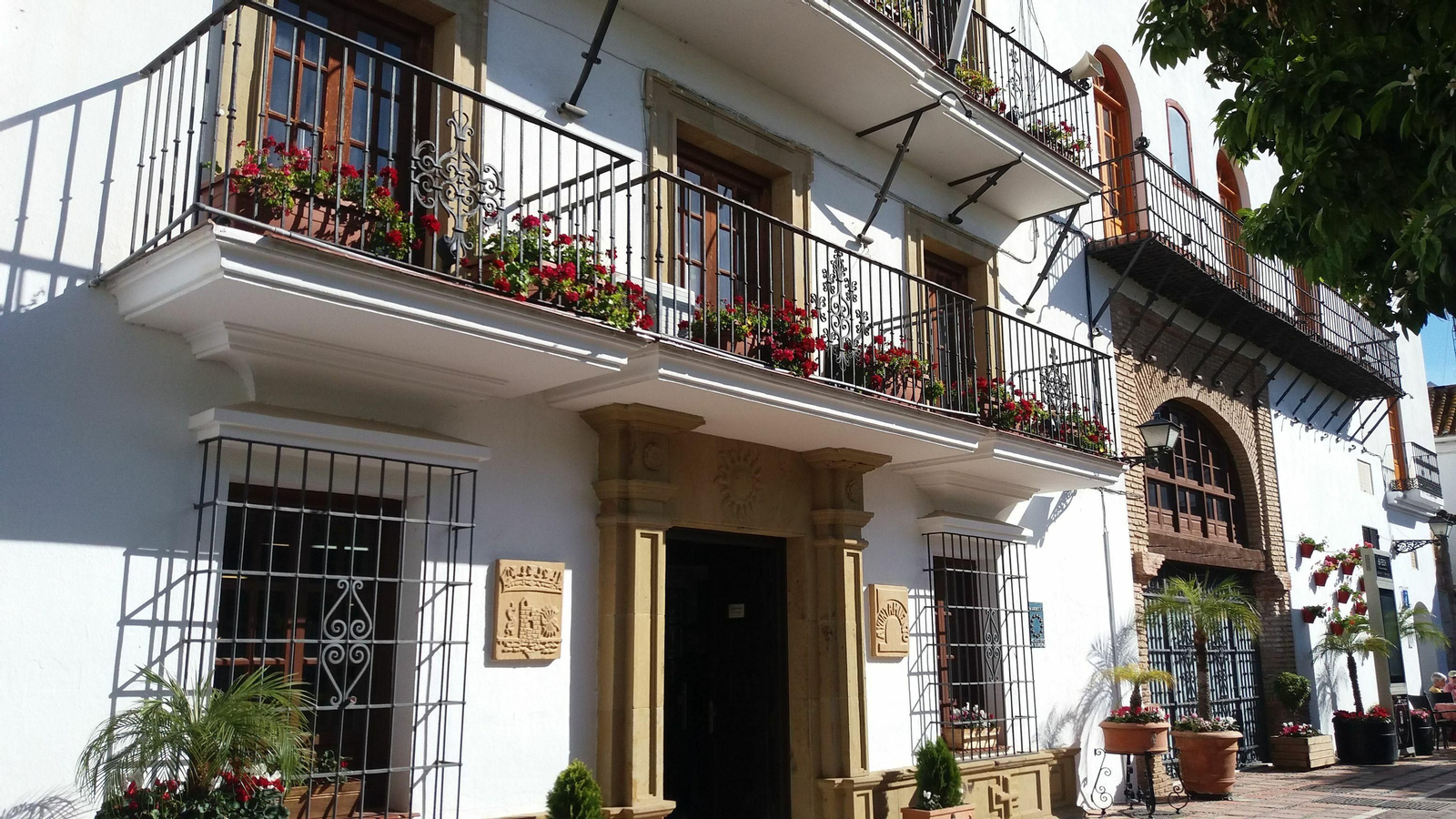 Fachada principal del Ayuntamiento de Marbella