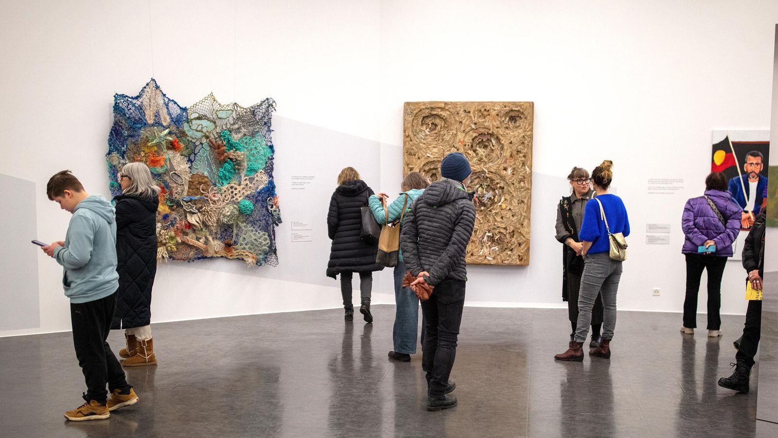 El público asistente a la exposición ‘High Five’, encantado con la obra de José Hinojo expuesta en Suiza. /©️ FONDATION OPALE, LUCIANO MIGLIONICO