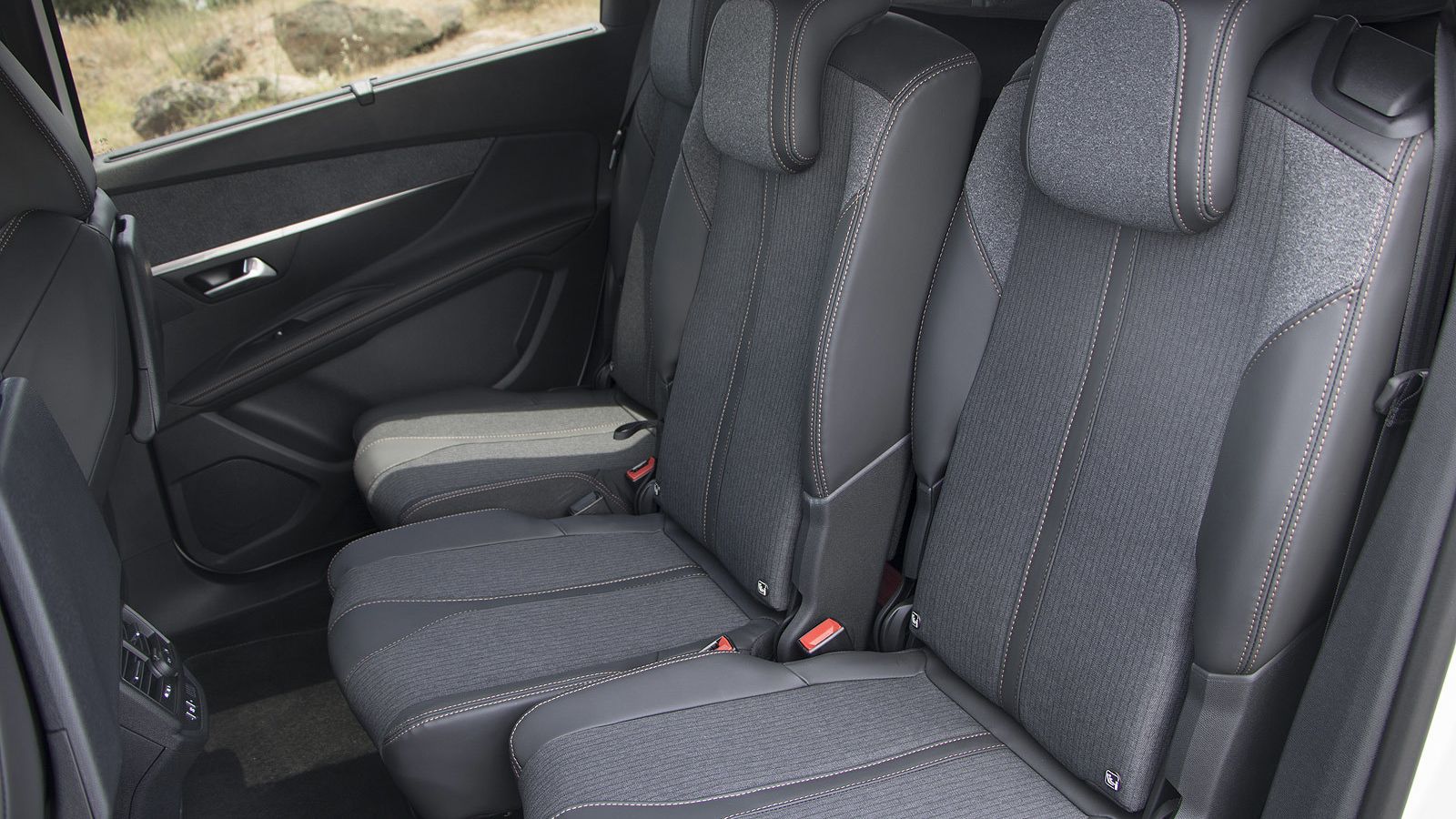 La segunda fila son tres asientos individuales.