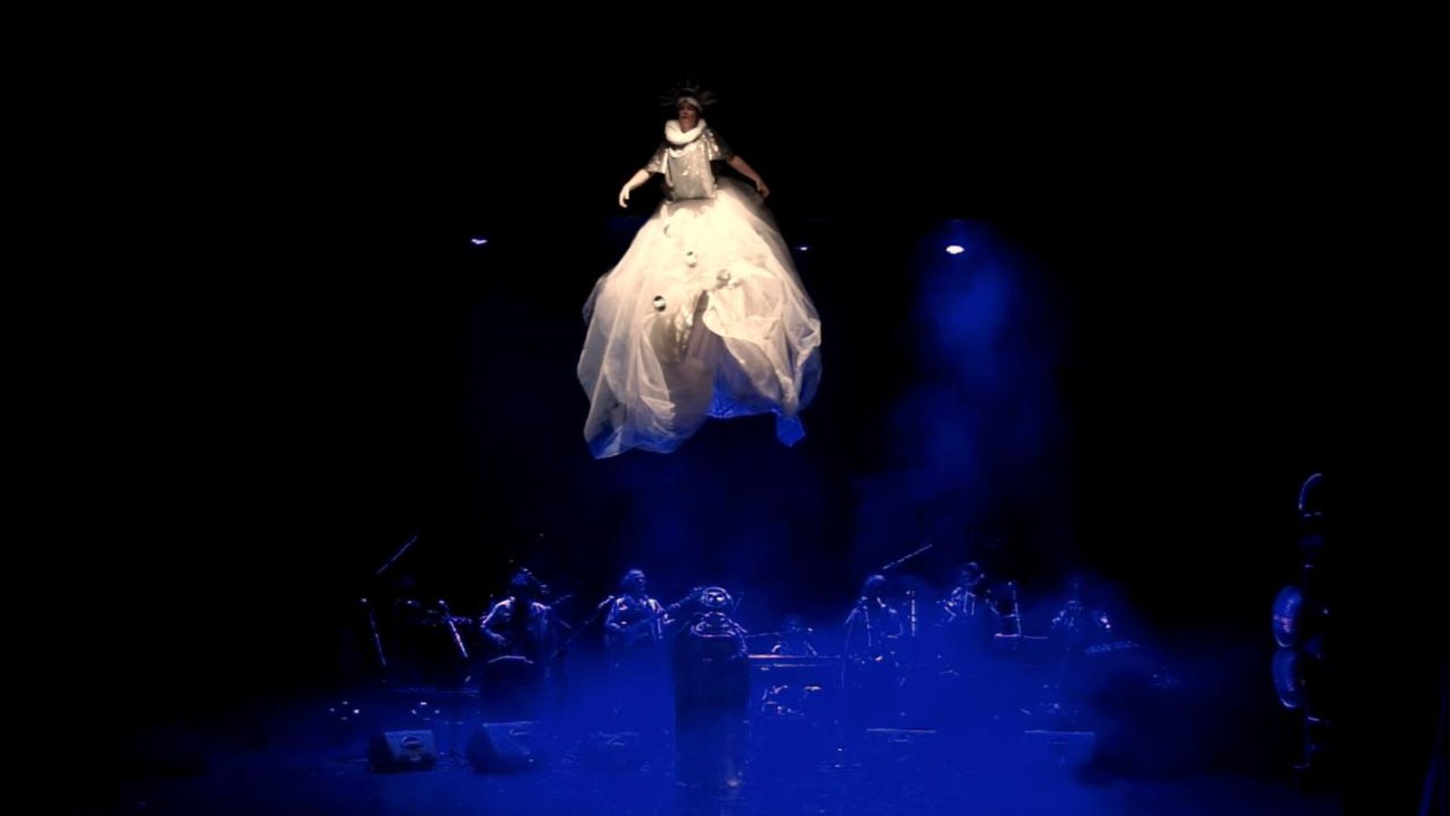 El Isabel la Católica se abre a la ópera rock psicodélica en el estreno más original de la temporada.