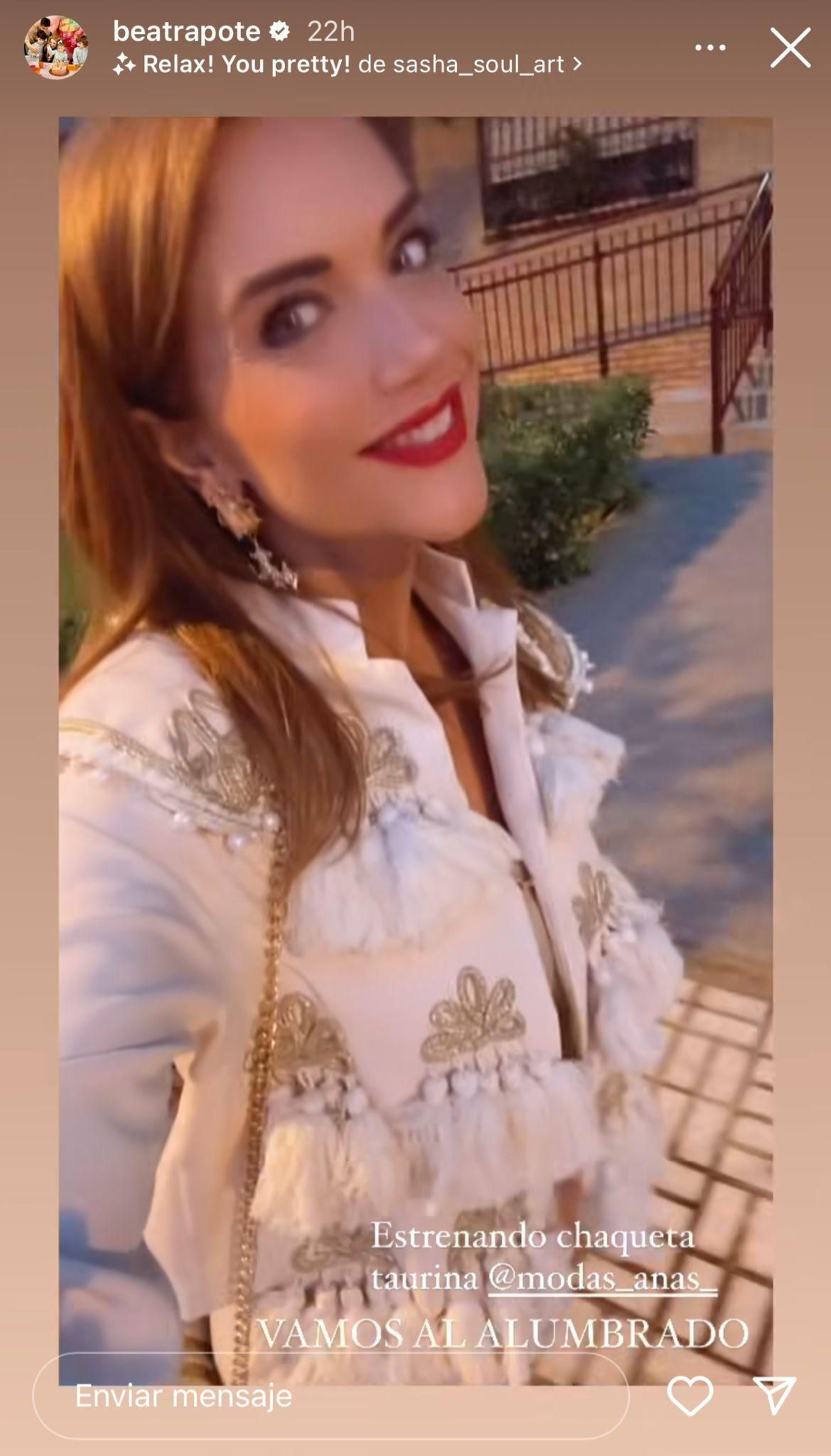 Beatriz Trapote de camino al alumbrado vestida con una blazer goyesca.