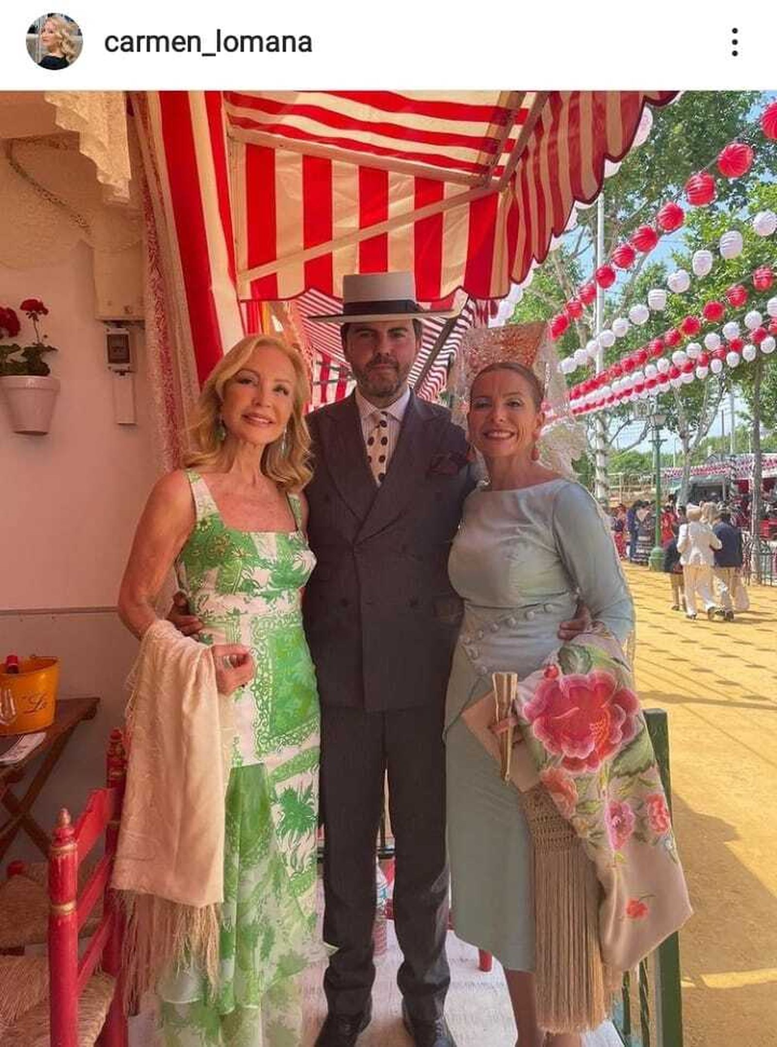 Carmen Lomana, muy sonriente, con unos amigos.