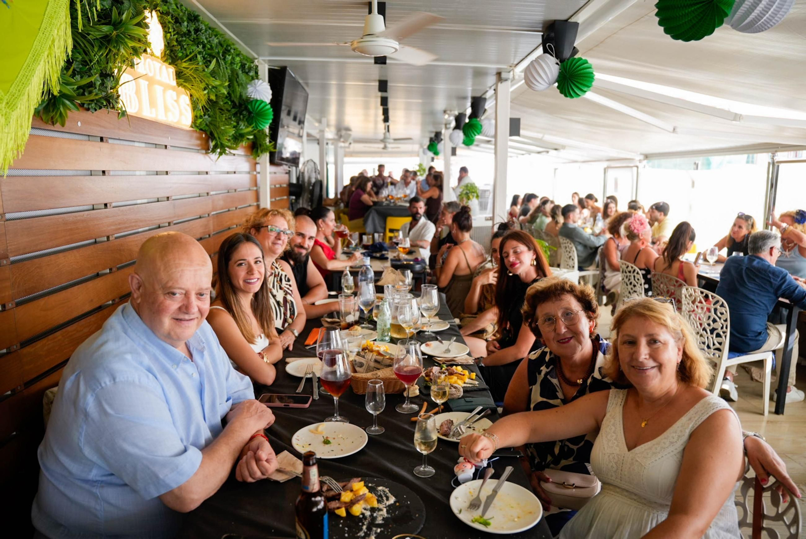 Los almerienses disfrutan del miércoles en la feria de día