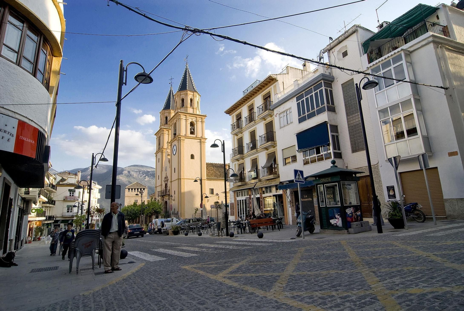 Vista de una calle en Órgiva.