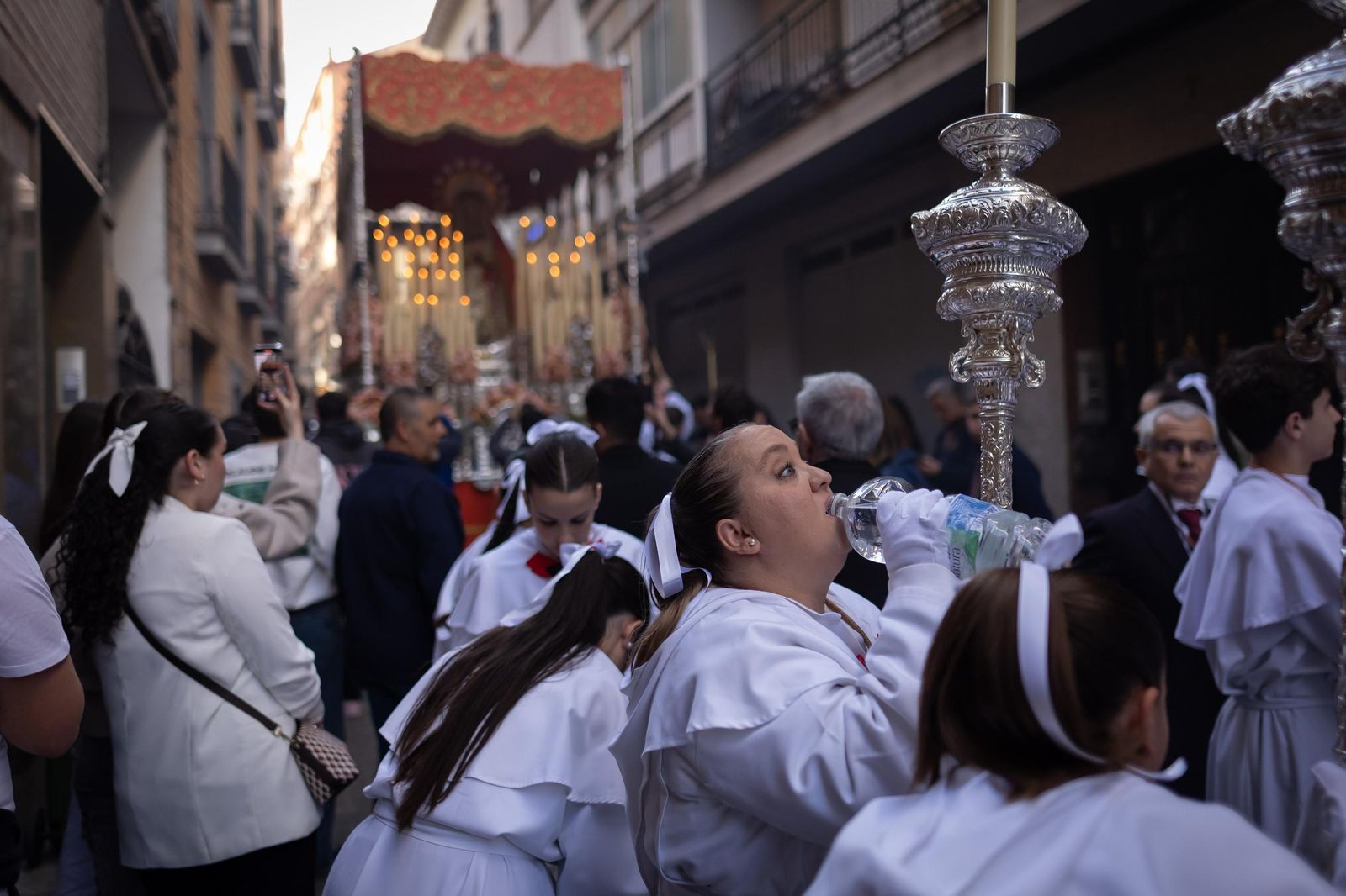 La Cofradía de los Dolores desafió la estrechez de la calle Enriqueta Lozano