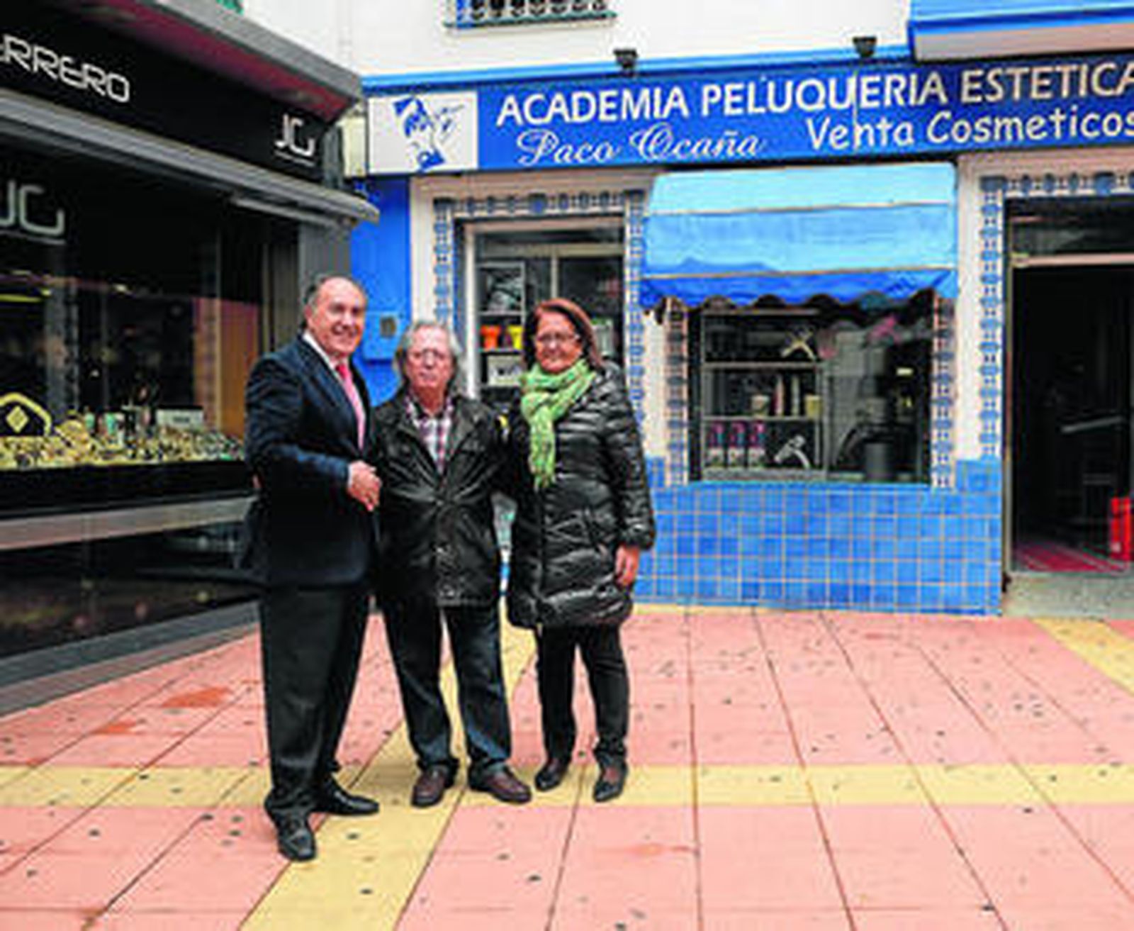 Landaluce, Ocaña y Cid posan en la puerta del establecimiento del segundo.