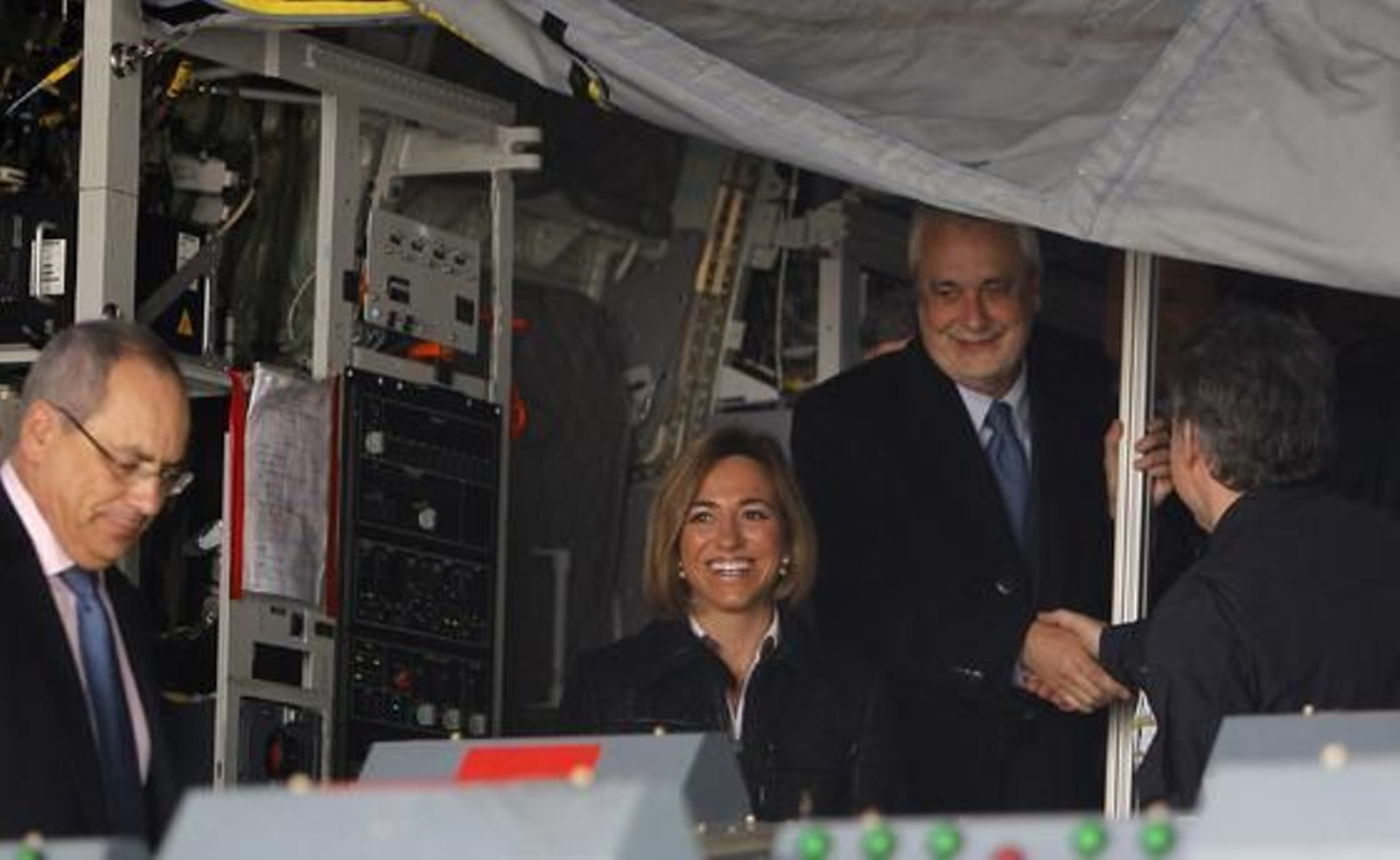 La ministra de Defensa, Carme Chacón, y el presidente de la Junta de Andalucía, José Antonio Griñán, en el interior del A400M.

Foto: Antonio Pizarro