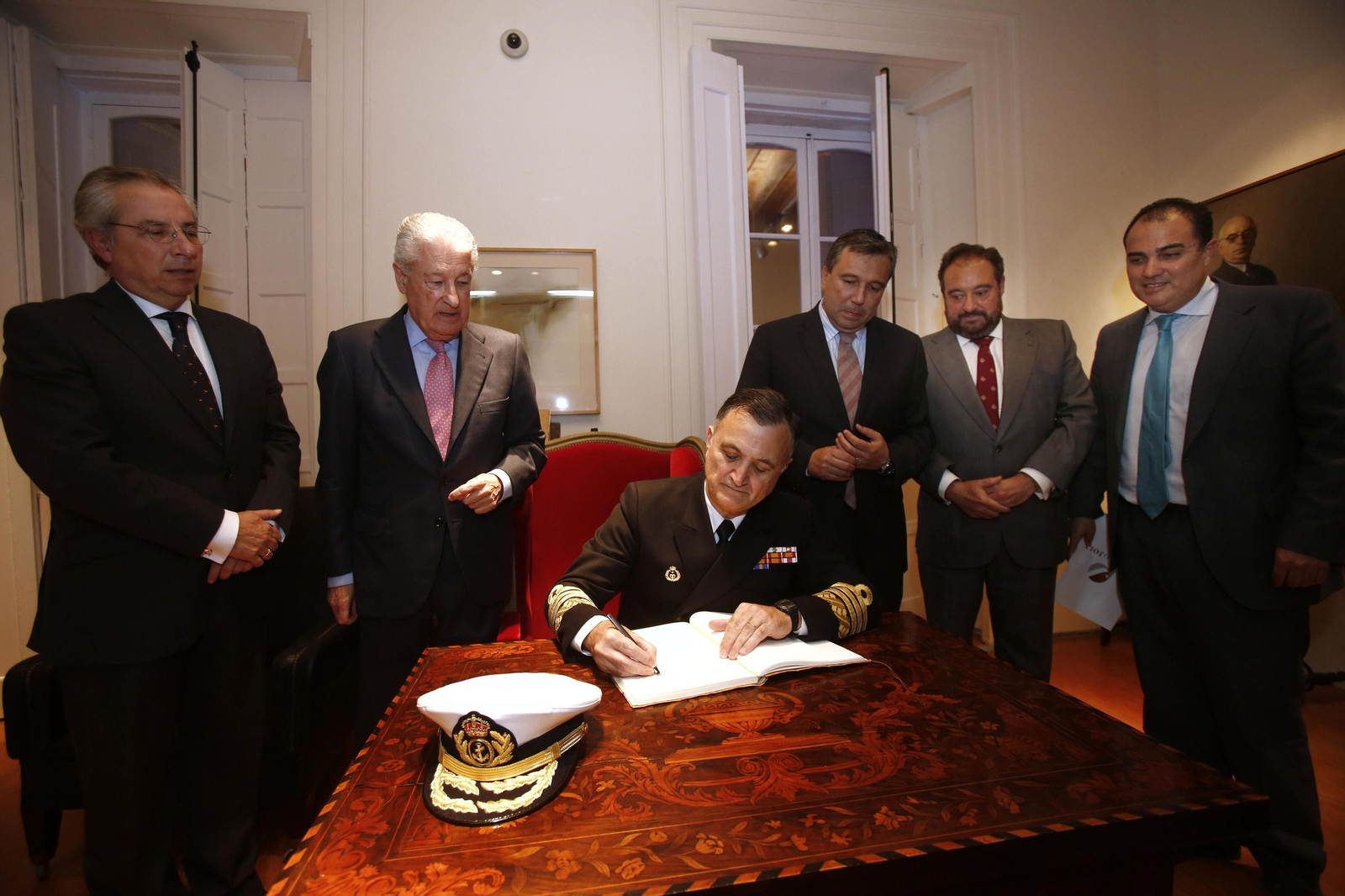 Juan Rodríguez Garat firma en el libro de honor del Casino en presencia del subdelegado del Gobierno, Javier de Torre,  Miguel Nuche, el director general del Instituto de Estudios Cajasol, Javier Blanco, el director general de Grupo Joly, Tomás Valiente, y David Fernández.