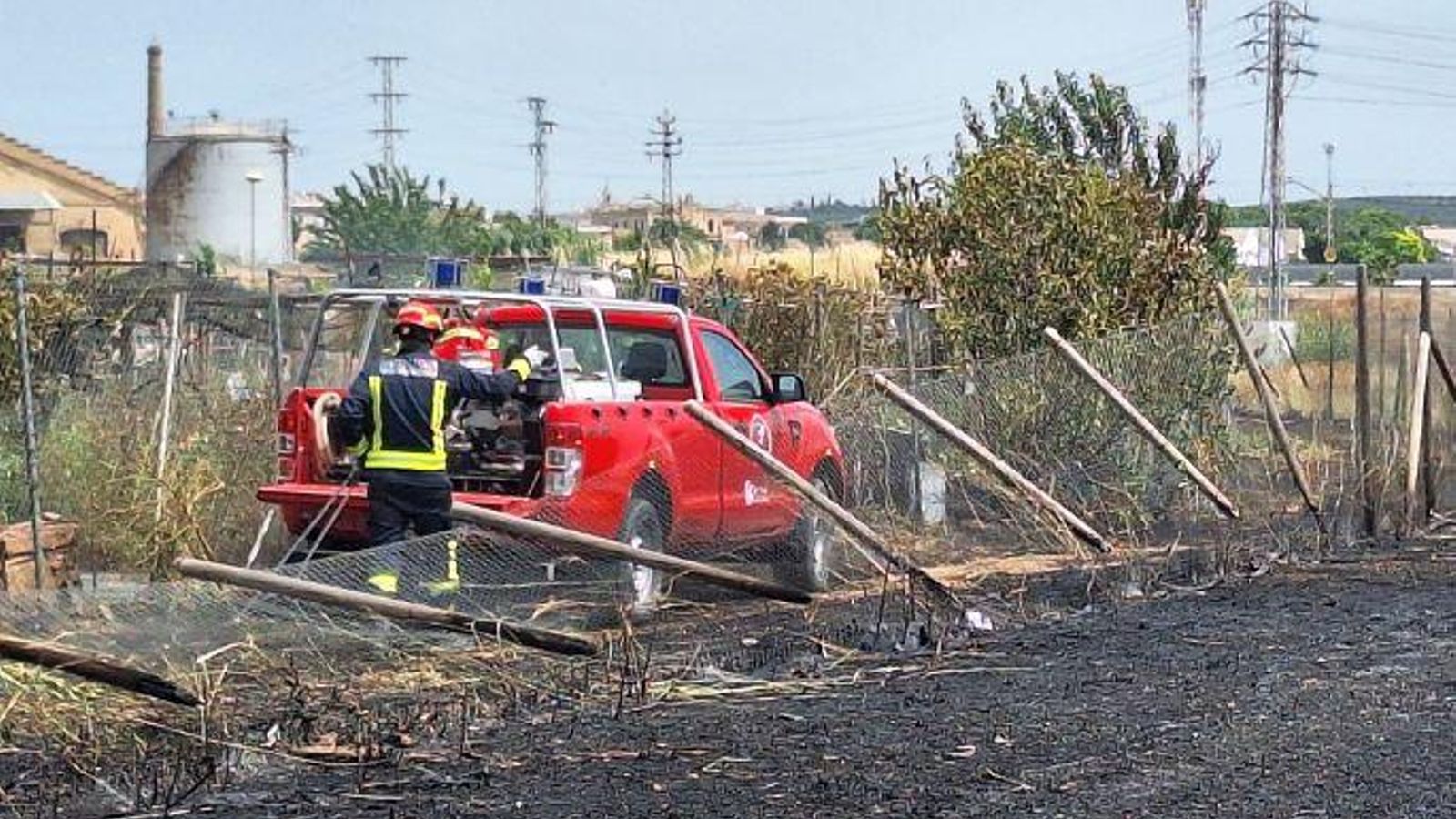 Un bombero en las tareas de extinción del incendio Un bombero en las tareas de extinción del incendio