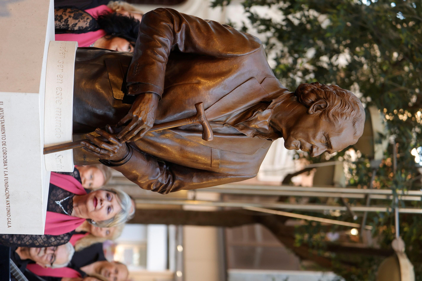 Las fotos del descubrimiento del busto homenaje a Antonio Gala en Córdoba