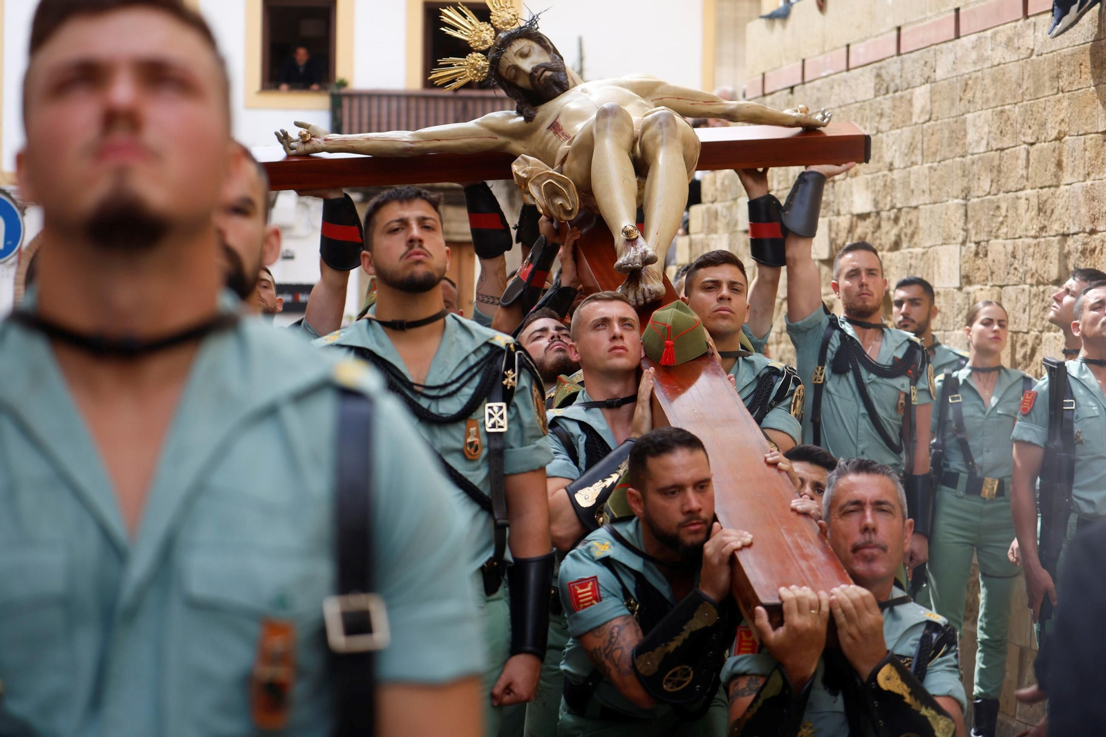 El vía crucis de la Caridad con la Legión en el Viernes Santo de Córdoba, en imágenes