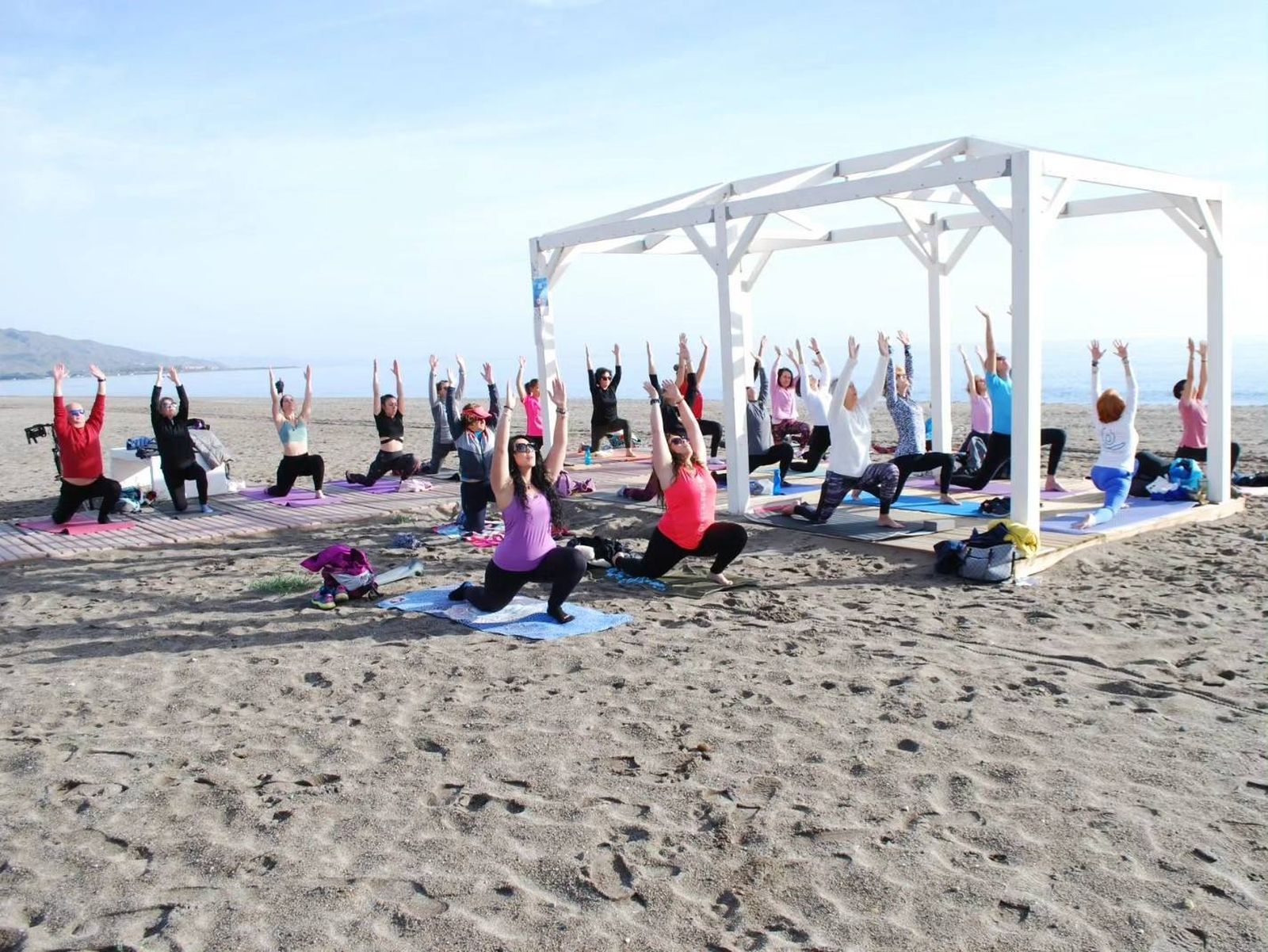 Un grupo numeroso pudo elongar frente al mar en una nueva sesión de yoga para adultos.