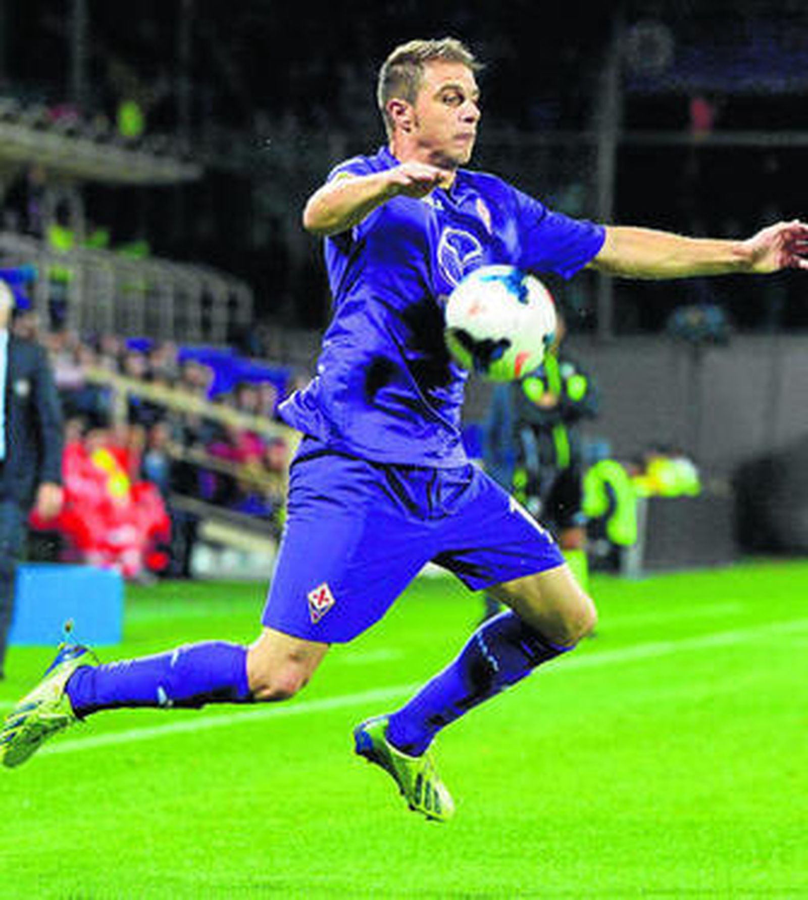 Joaquín controla un balón con el pecho en un partido frente al Parma.