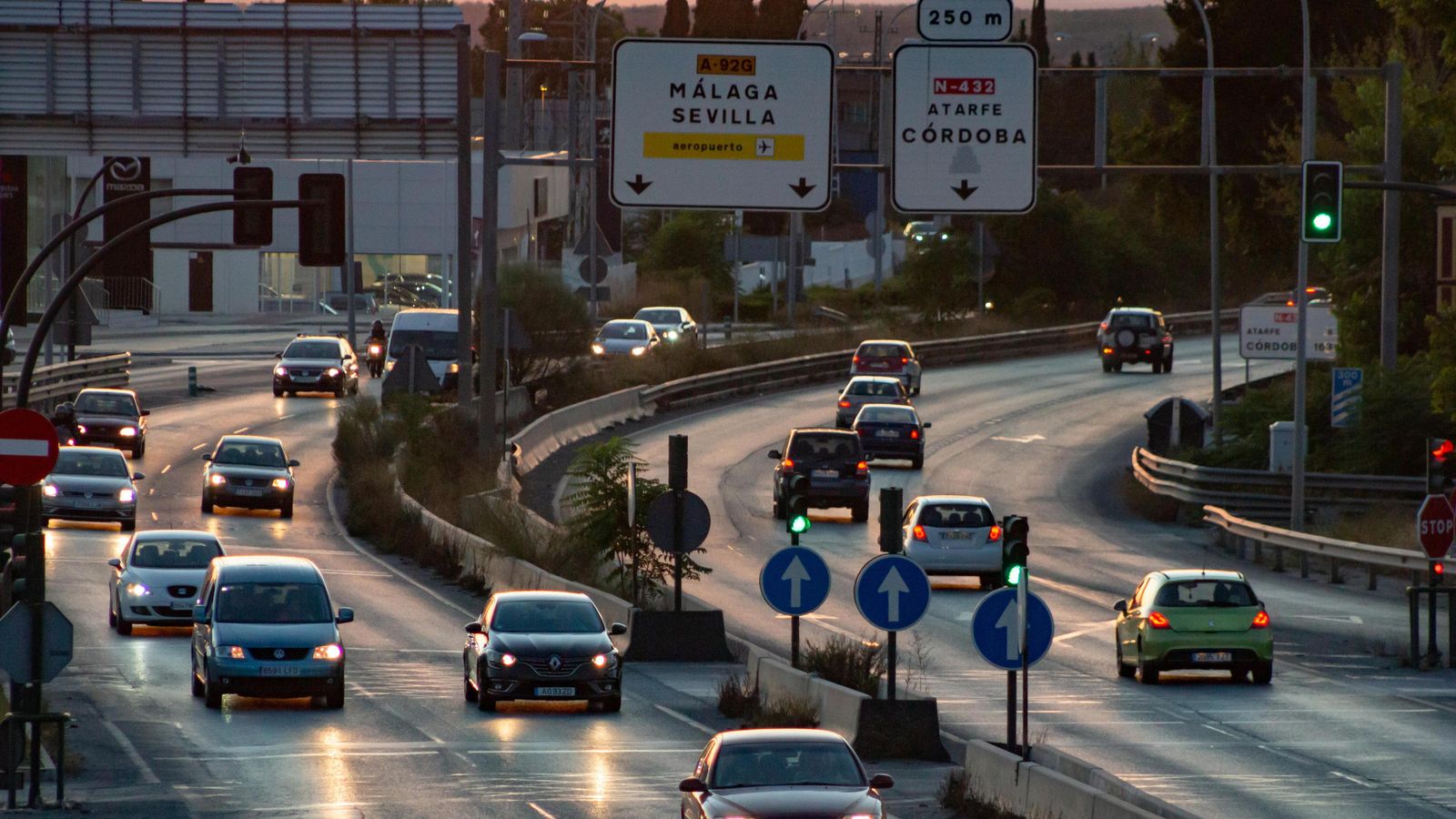El tráfico rodado entre la capital y los pueblos del Cinturón metropolitano es uno de los problemas para la mala calidad del aire