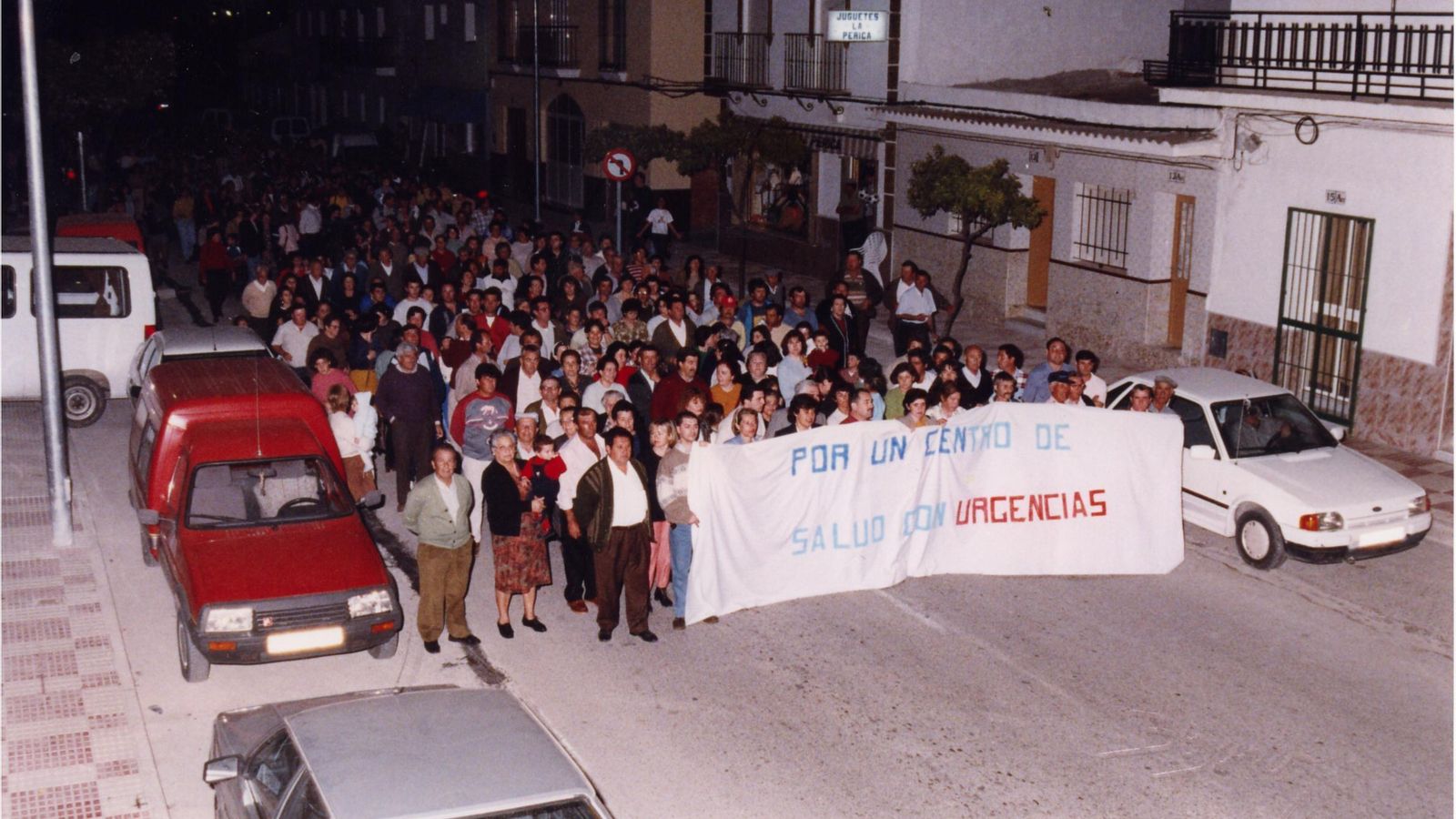 Una pancarta pide un centro de salud en una manifestación en El Cuervo.
