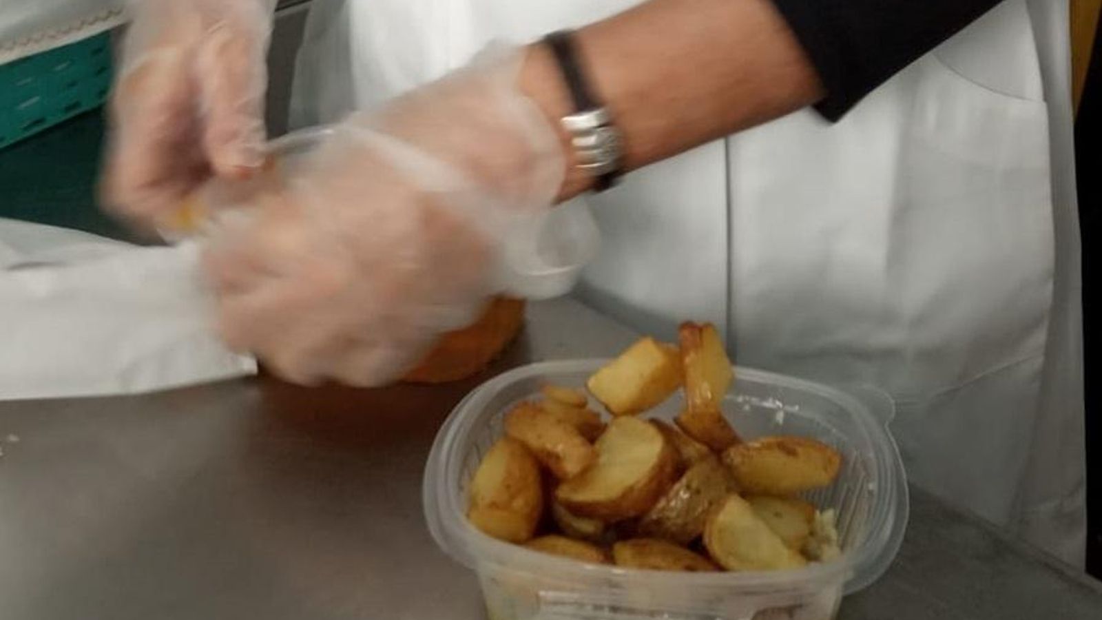 Manipulación y envasado de la comida que se entrega en el comedor.