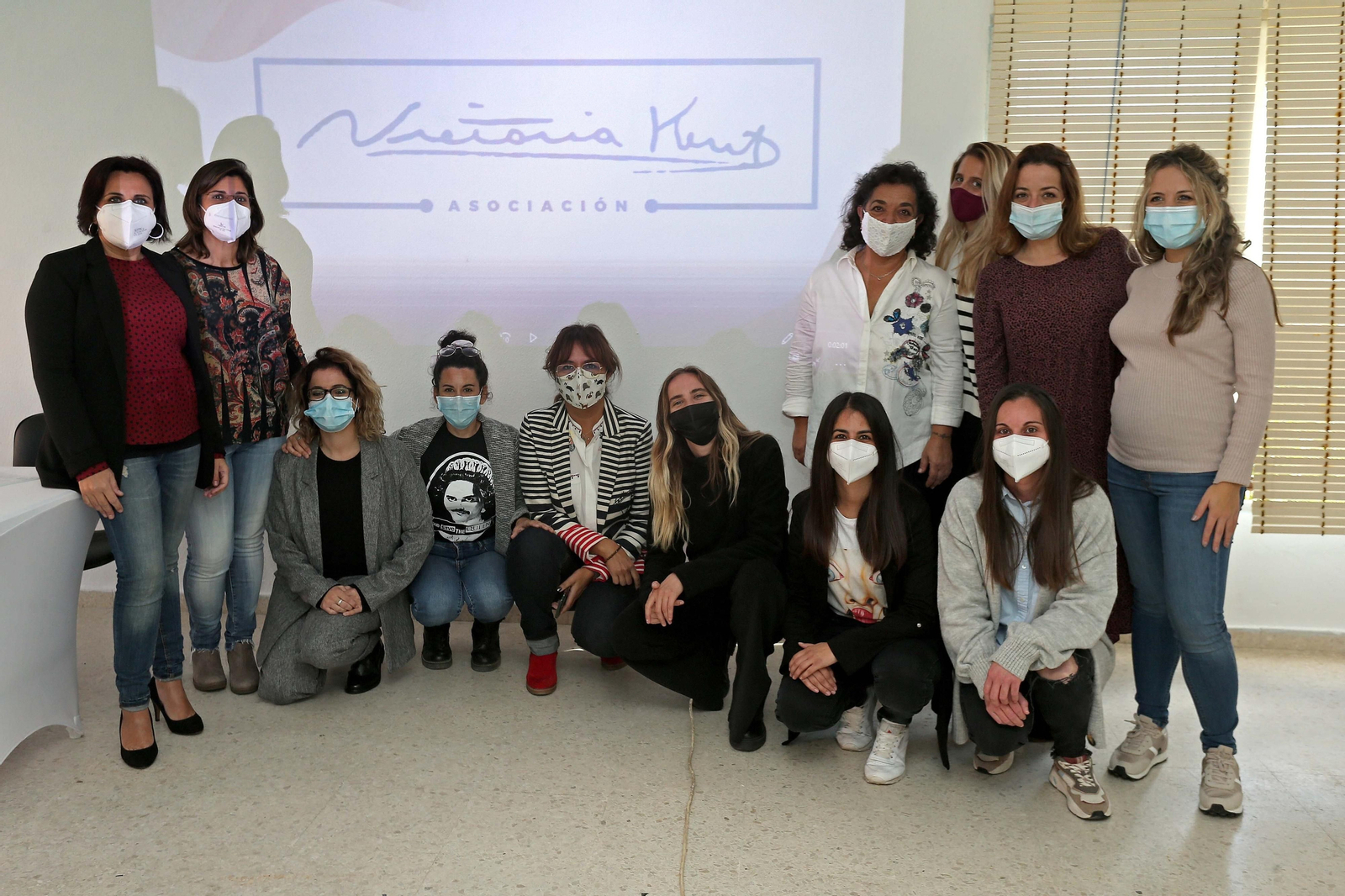 Brisa Fenoy con la directiva de Victoria Kent.