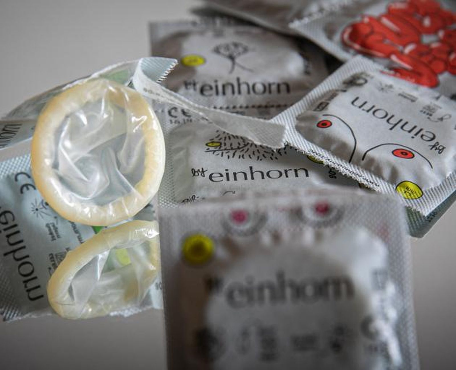 Australia busca a un depravado que manda condones usados a decenas de mujeres: "Es Repugnante y escalofriante"