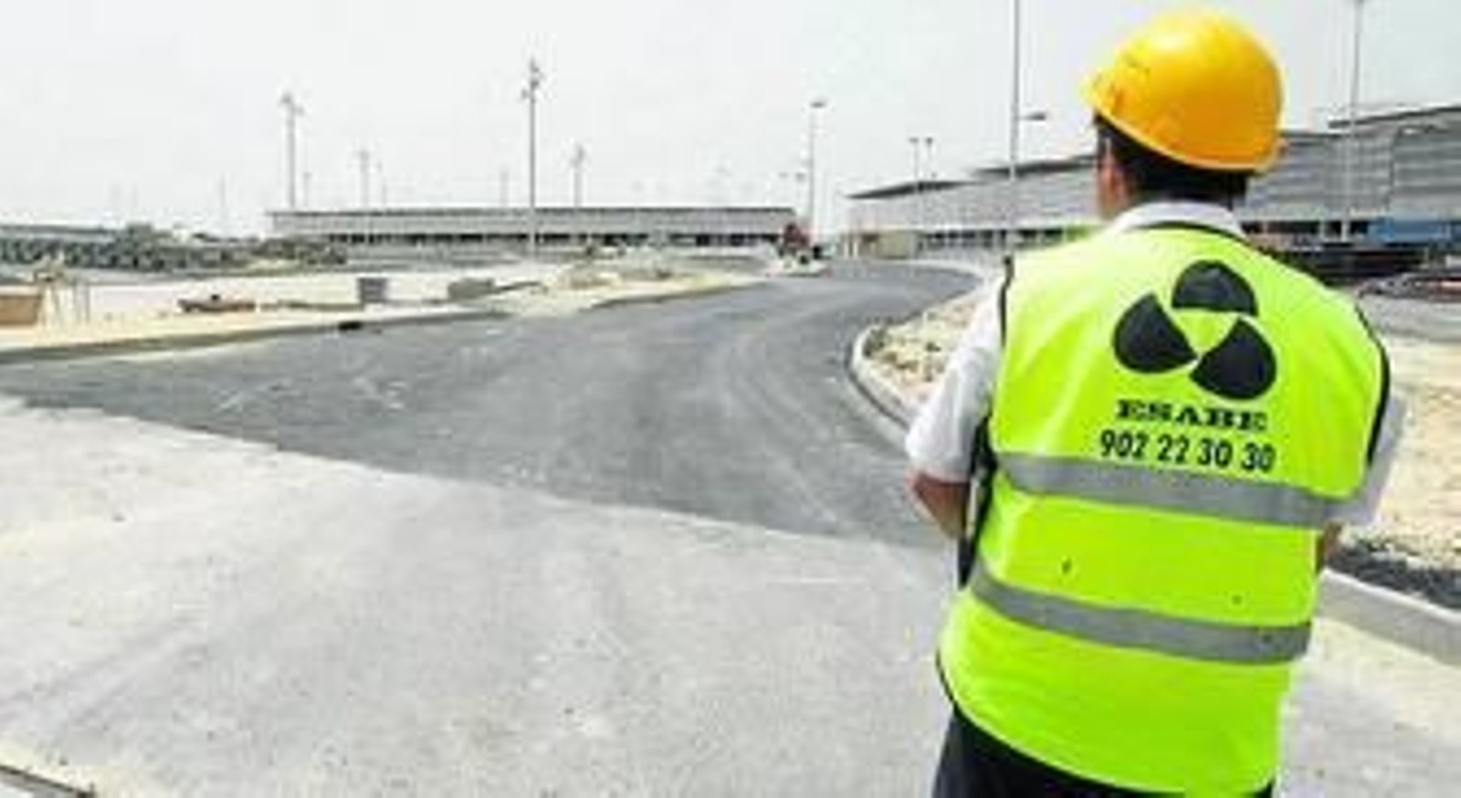 Un operario, ante las obras del 'Luz Shopping' de Jerez.