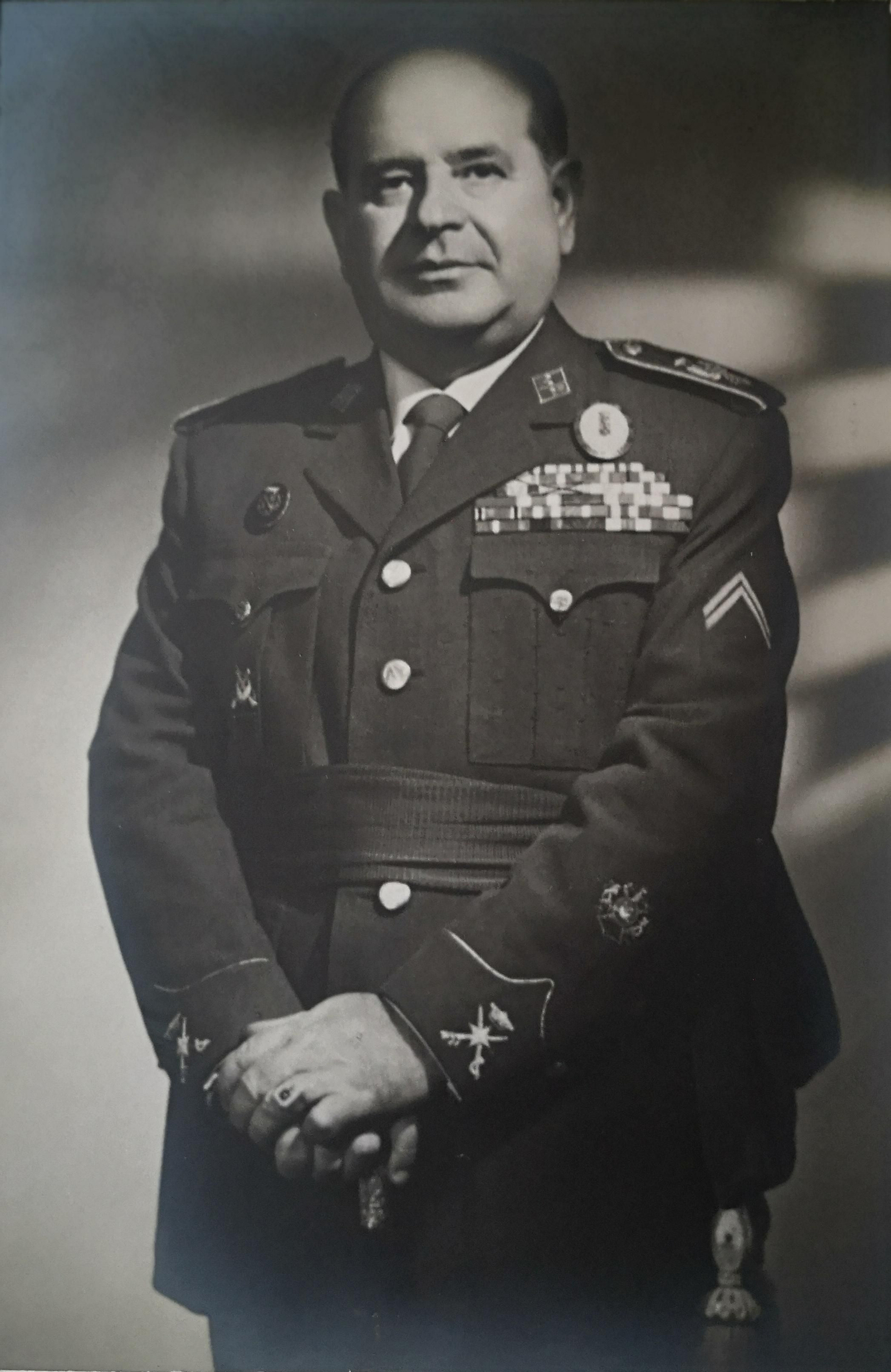 Buenaventura Cano Portal siendo ya general de brigada (1965).