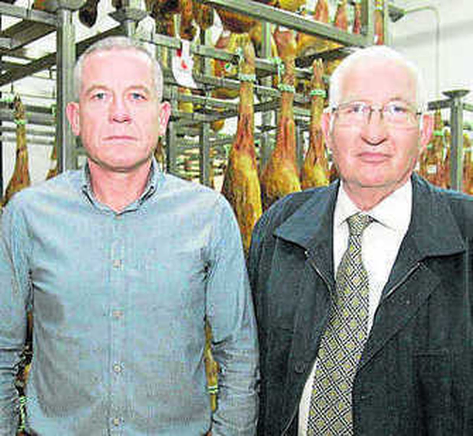 Juan Segura en la zona de jamones, uno de los principales valores de la firma.