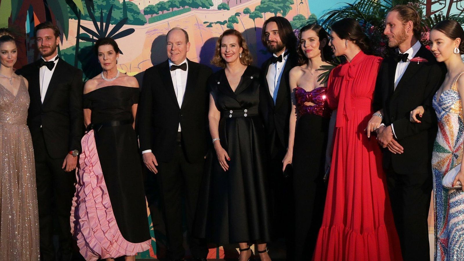 Dimitri Rassam y su madre, con la familia real monegasca, en el último Baile de la Rosa.