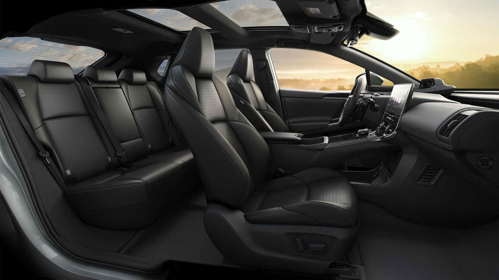 El habitáculo es muy amplio, particularmente a lo ancho y a lo largo. Los respaldos traseros pueden regularse en dos inclinaciones.