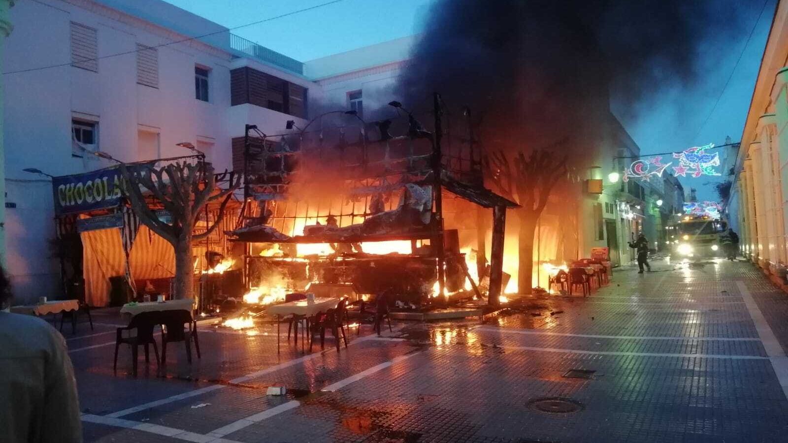 La instalación en llamas.